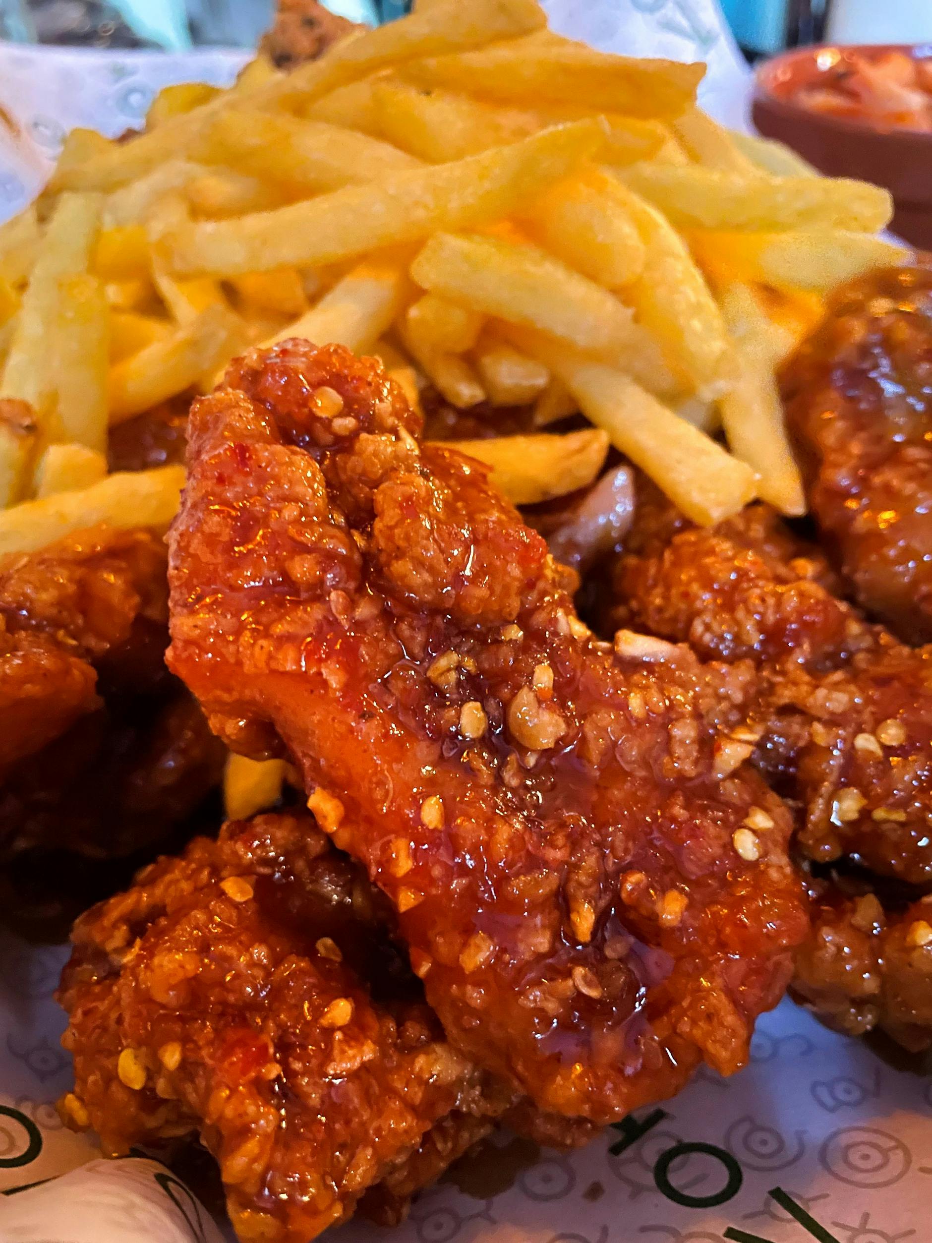 Close-up: Man kann sogar die Chilikerne erkennen und sieht sofort, wie knusprig auch die Pommes frites sind.