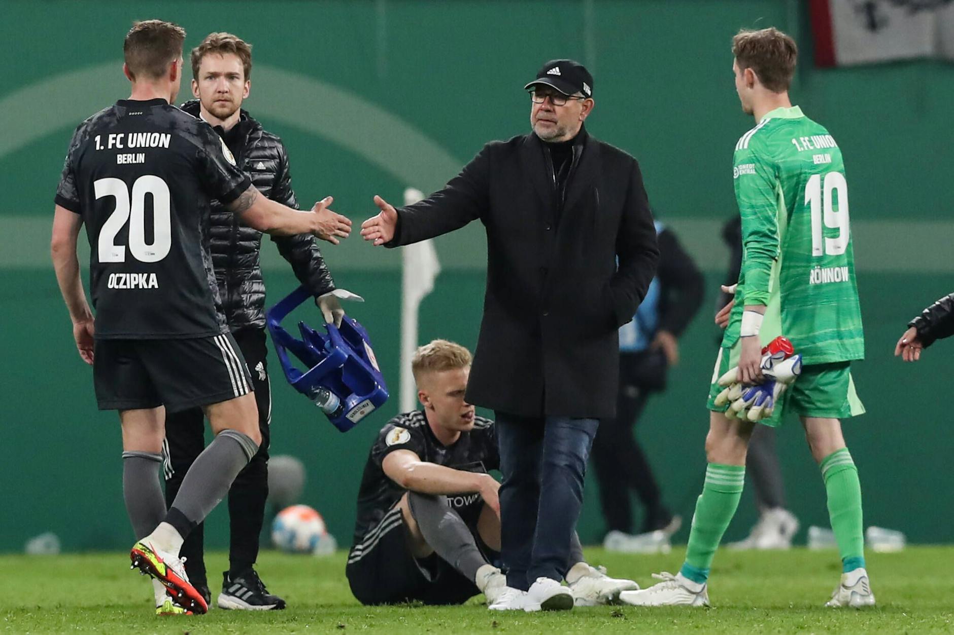Union-Trainer Urs Fischer beginnt gleich nach dem Schlusspfiff des Pokal-Kampfs am Mittwoch mit der Aufbauarbeit fürs Punktspiel am Sonnabend.