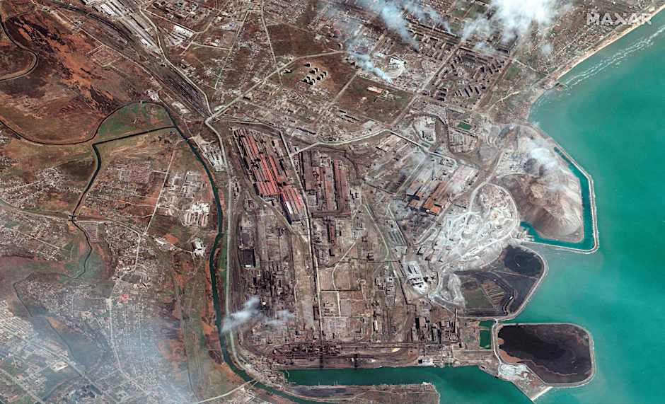 Dieses von Maxar Technologies zur Verfügung gestellte Satellitenfoto zeigt einen Überblick über das Asow-Stahlwerk.
