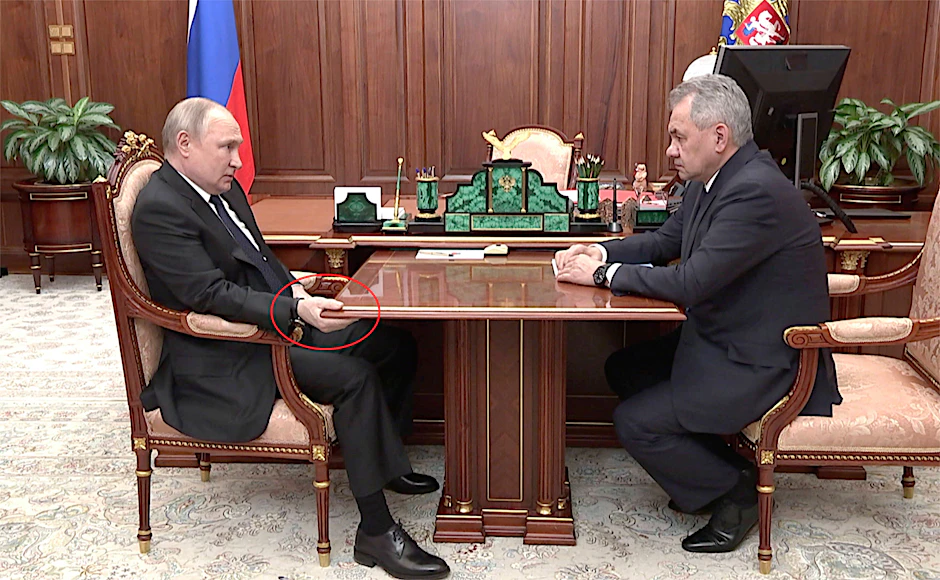 Wladimir Putin hielt sich während des gesamten Gesprächs mit Verteidigungsminister Sergej Schoigu am Tisch fest.