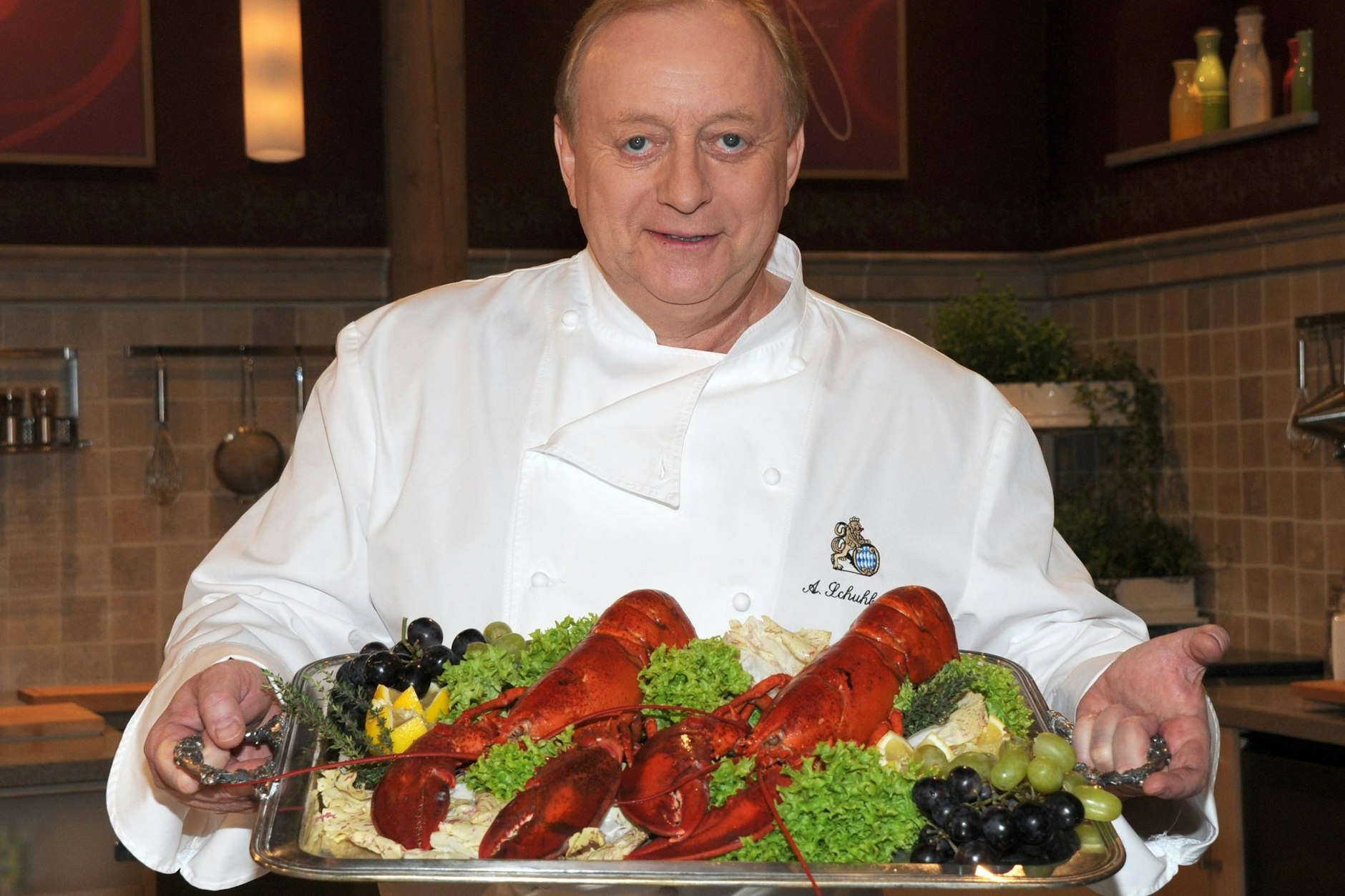 Sternekoch Alfons Schuhbeck bei Dreharbeiten: Der Starkoch serviert den Hummer.