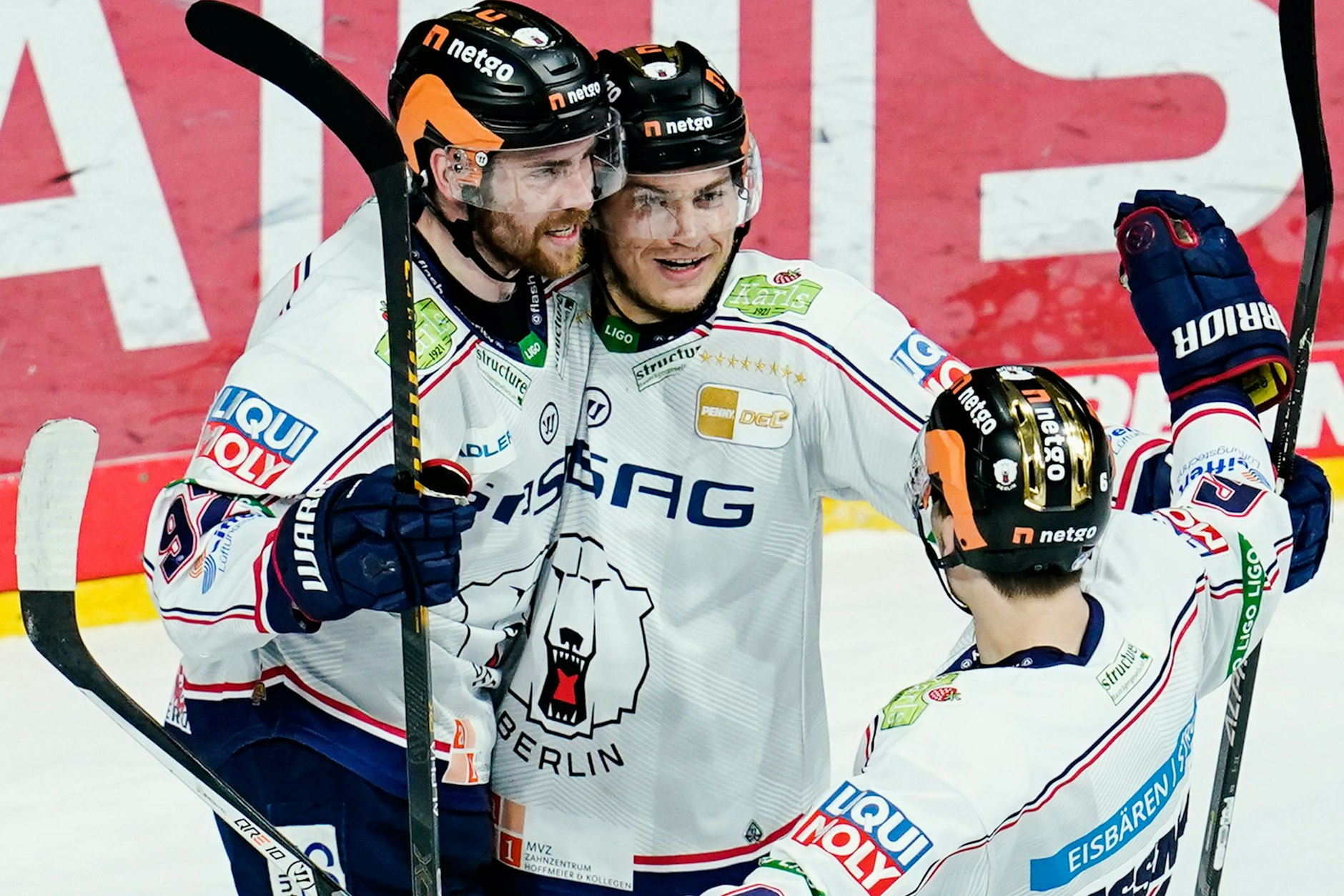 So sehen Sieger aus: Die Eisbären (v.l.) Marcel Noebels, Leo Pföderl und Kai Wissmann feiern das 3:2 bei den Adler Mannheim.