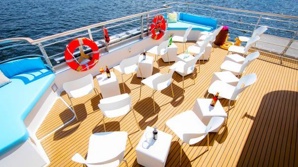 Auf Deck ist viel Platz und die Sitzecken, Stühle und Liegestühle laden zum Faulenzen ein&nbsp; ...
