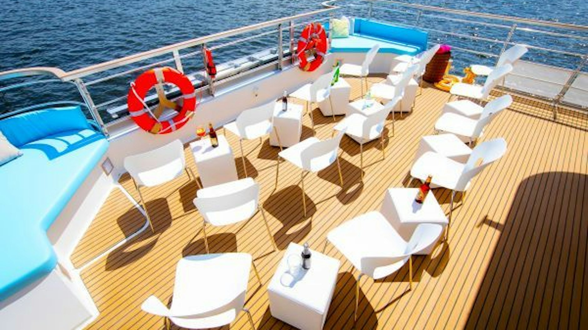 Umweltfreundlich, modern und mit viel Platz ... Unser Solarschiff "Hermine" ist umweltfreundlich, modern und hat Platz bis 140 Personen.