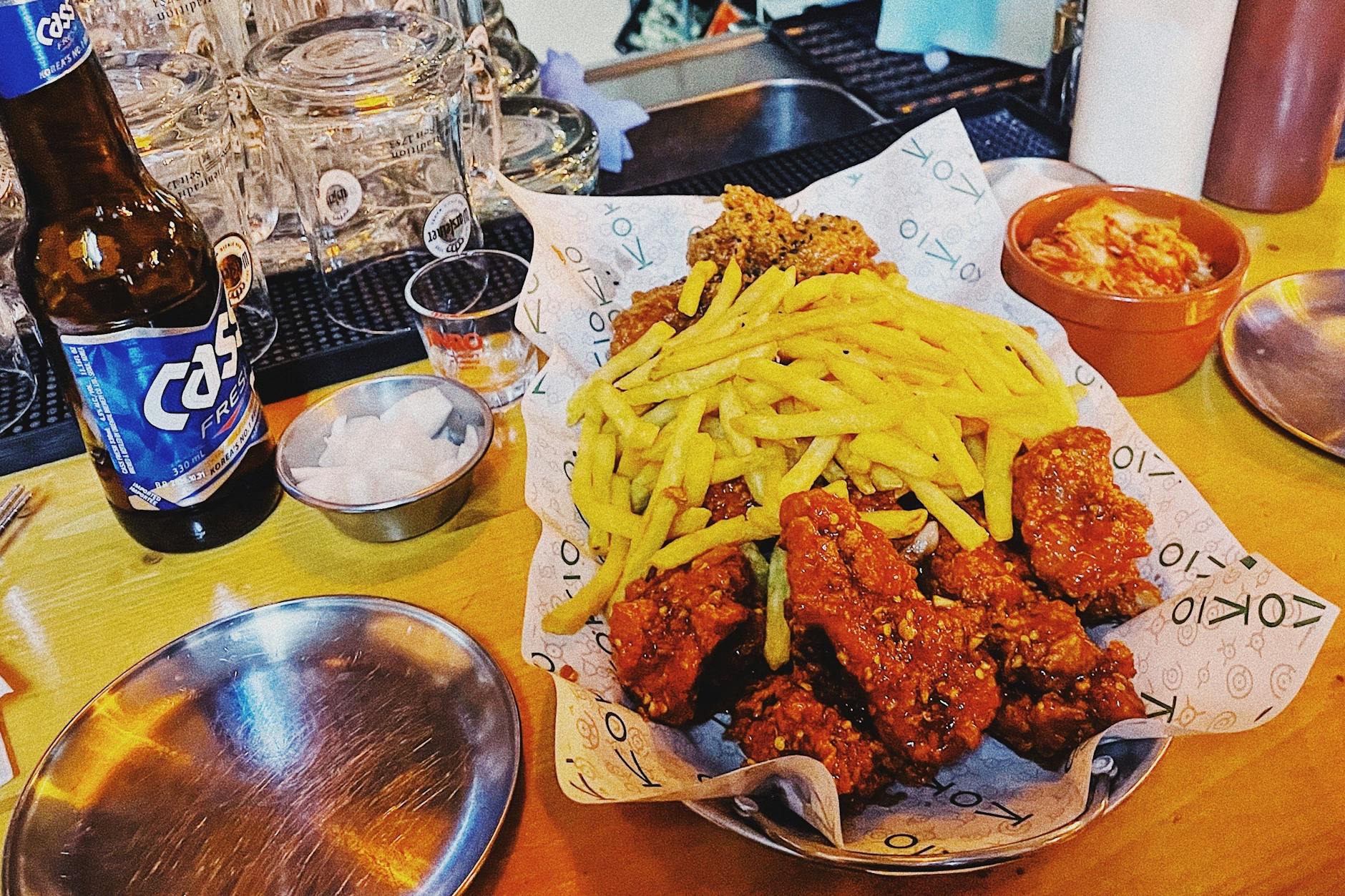 Schön süß und klebrig: Sind die frittierten Hähnchenteile zu scharf, helfen die kleinen in Essig eingelegten Rettichwürfel.