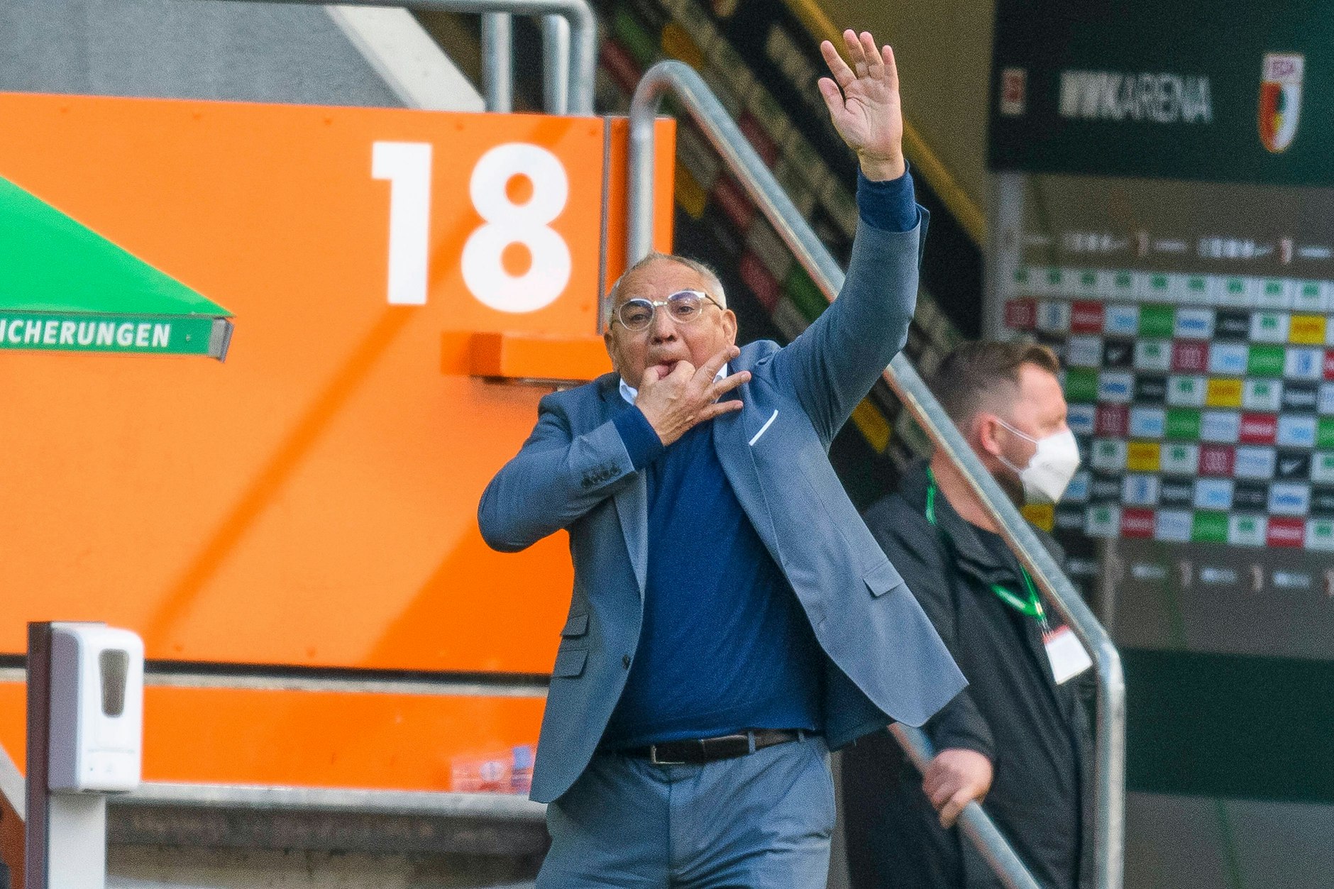 Voller Energie mit 68 Jahren! Felix Magath pfeift und Herthas Spieler hören drauf.