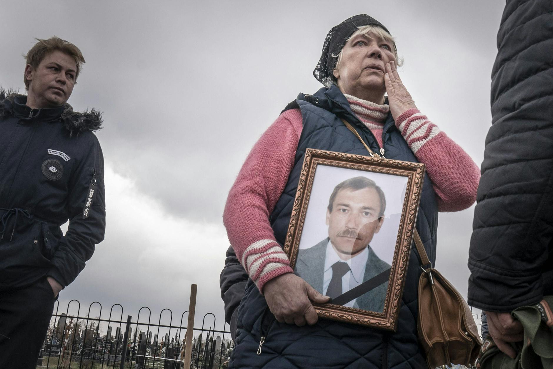 Natalia Maznychenko, die ihren Ehemann in Butcha begräbt.