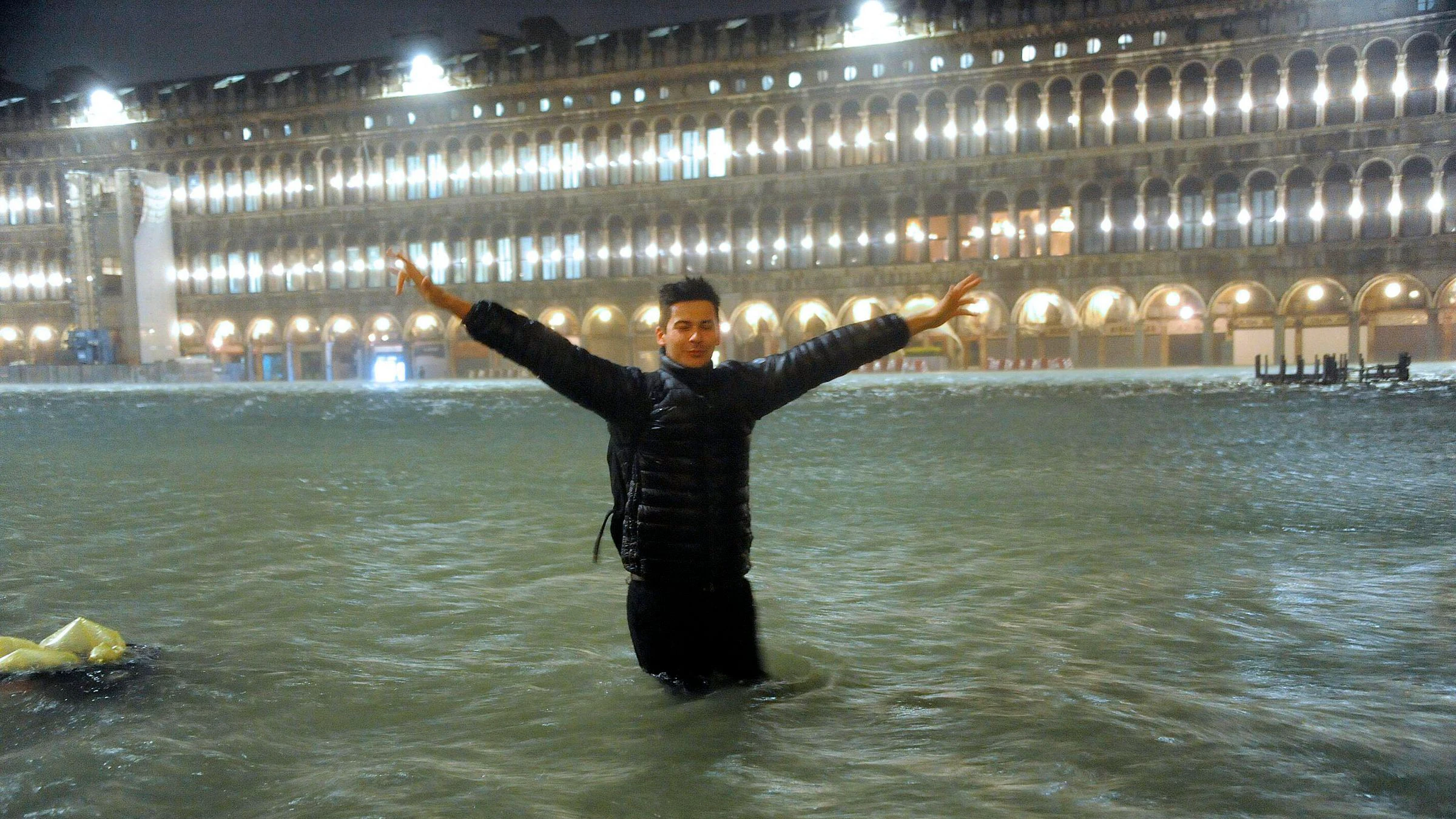 2019: Ein Tourist auf dem Markusplatz im Hochwasser. In jenem Jahr erreicht das Acqua Alta einen Höchststand.