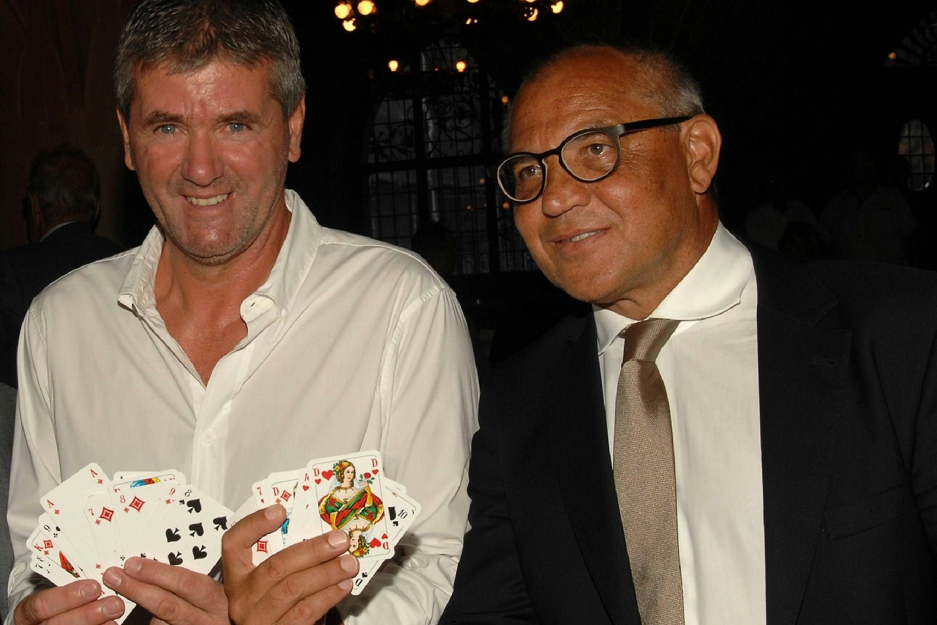 2007 posierten Friedhelm Funkel und Felix Magath gemeinsam mit Karten. Wer verrechnet sich am Ende beim Abstiegspoker?