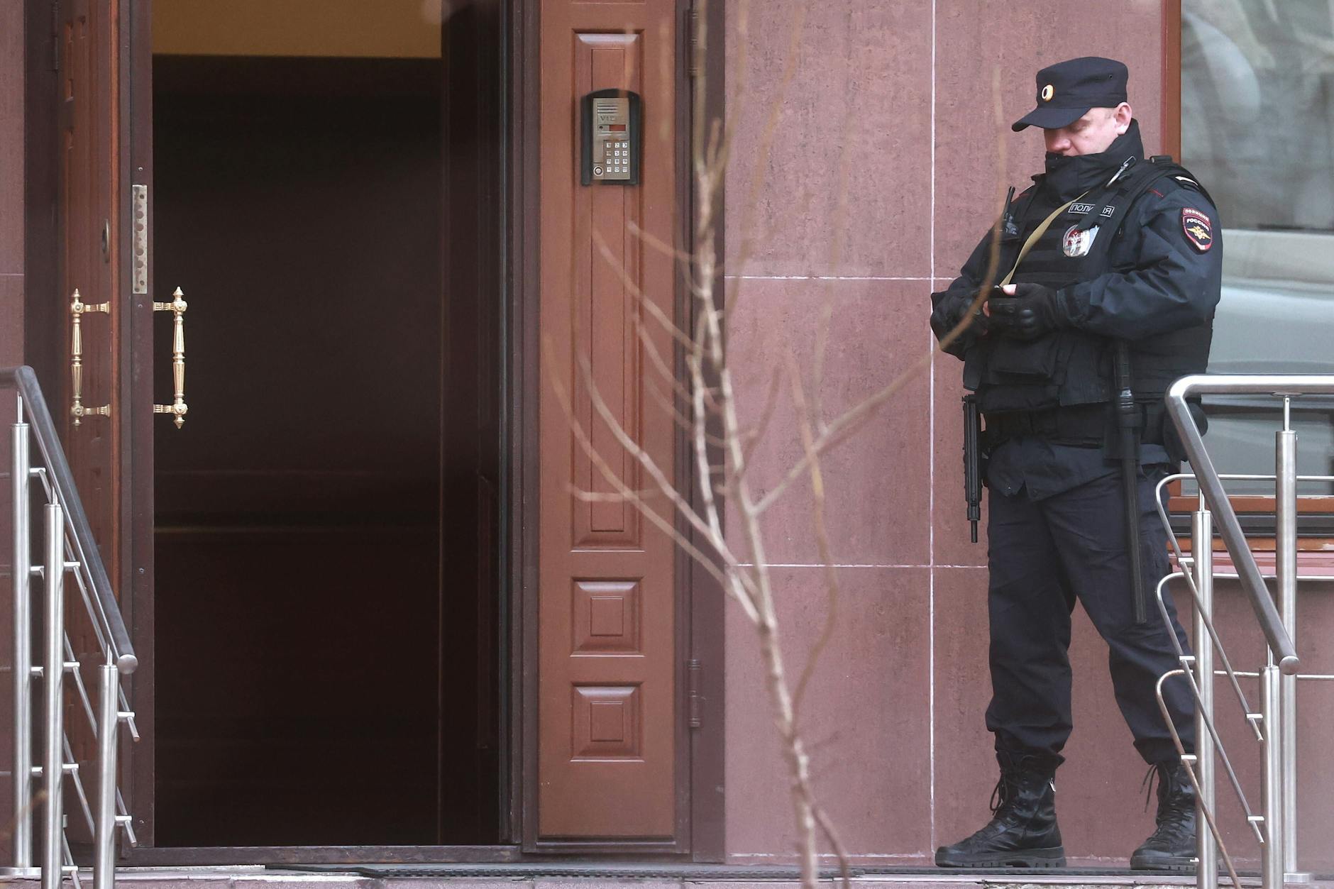 Ein Polizist bewacht den Eingang zum Apartment in Moskau, wo der Ex-Vizepräsident der Gazprombank starb.