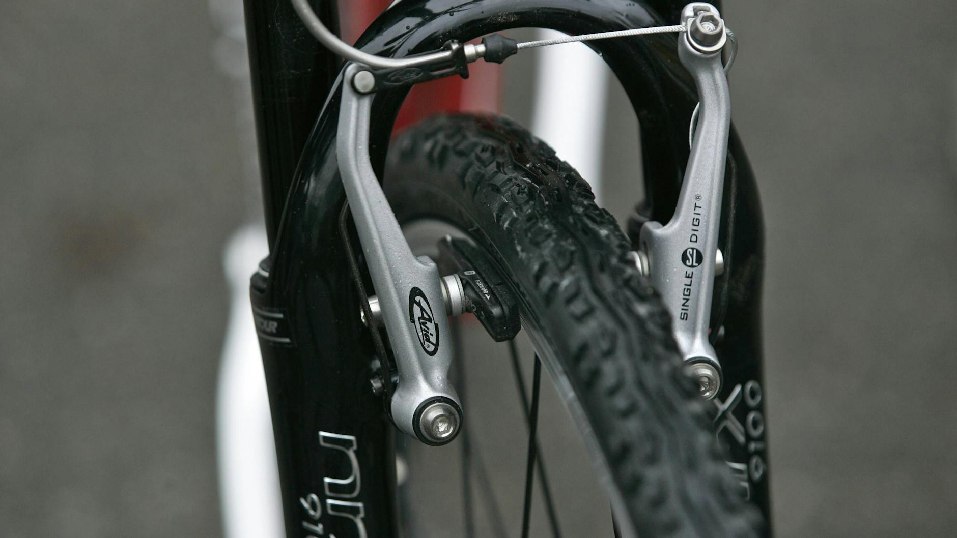 Die klassische Felgenbremse am Vorderrad eines Fahrrads.