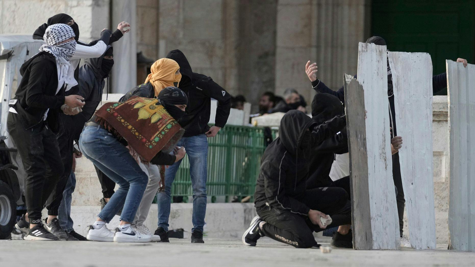 Palästinensische Demonstranten haben sich auf dem Gelände der Al-Aksa-Moschee mit Steinen bewaffnet.