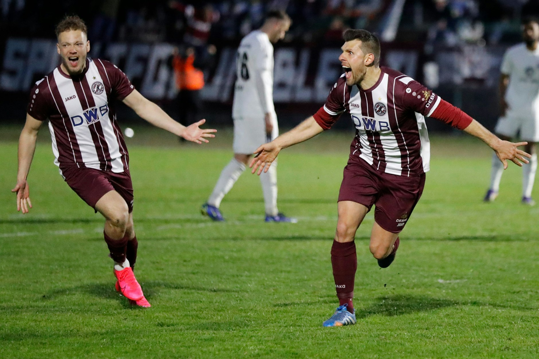 Die Erlösung im Sportforum: Niklas Brandt ist nach seinem verwandelten Handelfer kaum noch einzufangen.