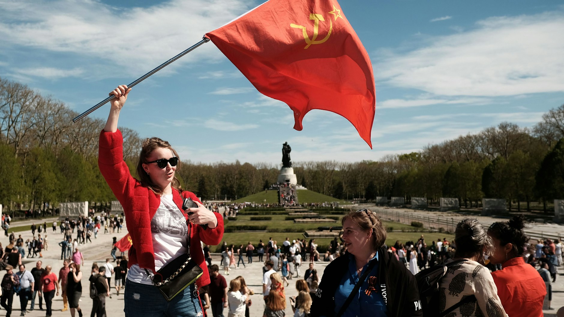 9. Mai: Berliner feiern am Sowjetischen Ehrenmal in Treptow den Tag des Sieges. 2021 ging das noch.