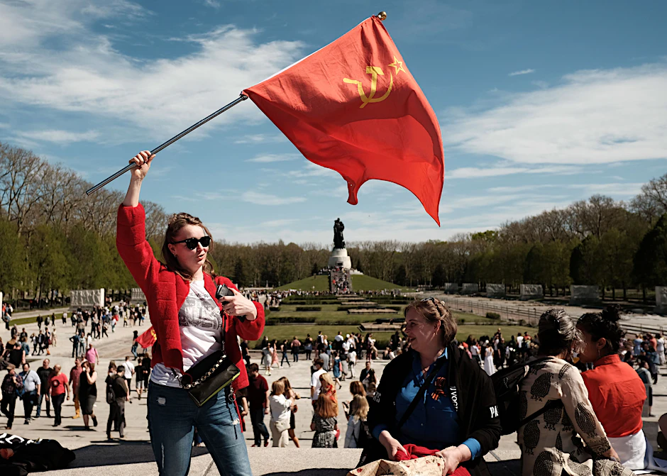 9. Mai: Berliner feiern am Sowjetischen Ehrenmal in Treptow den Tag des Sieges. 2021 ging das noch.