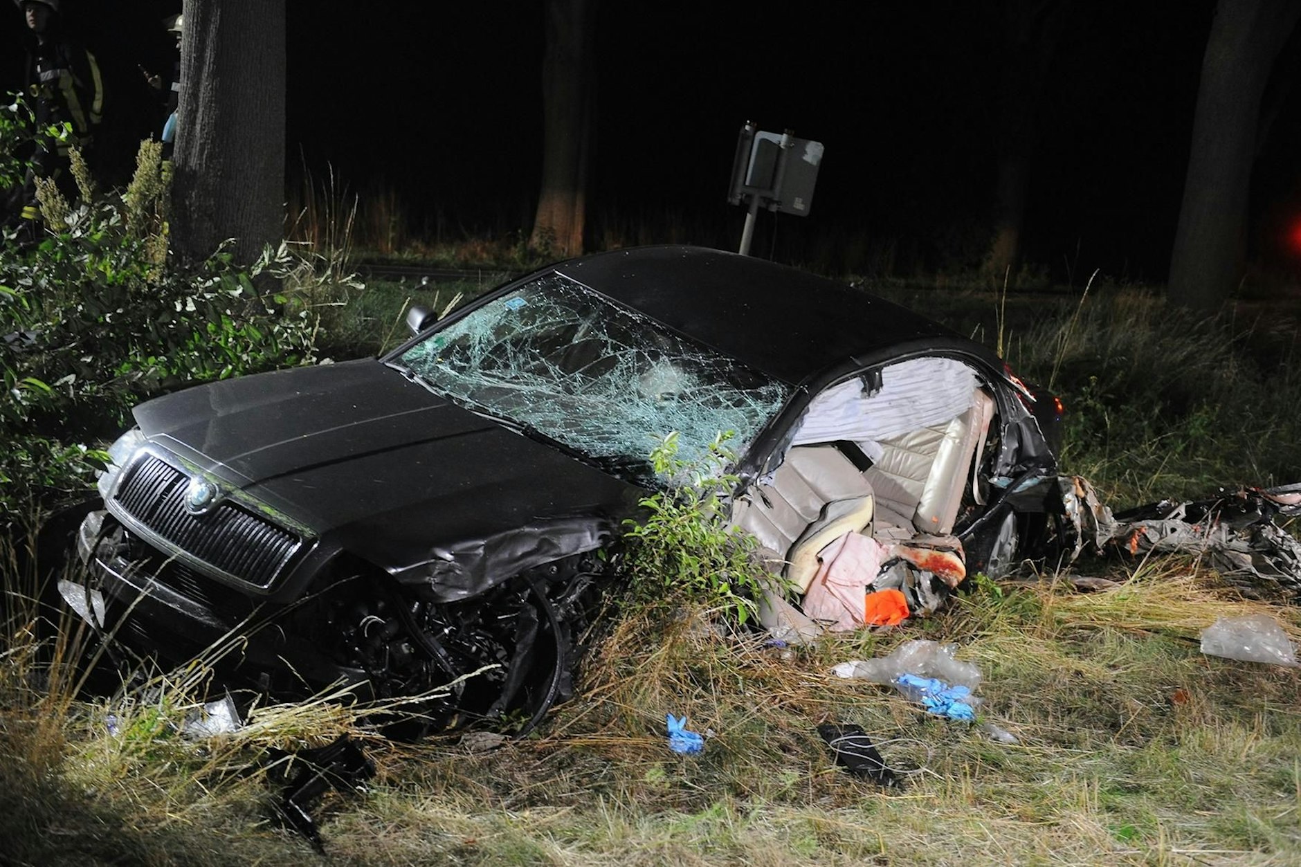 Bei dem Unfall nahe Schildow stießen ein Mercedes und ein Skoda stießen in einer Kurve zusammen. Dabei wurde der Skoda seitlich regelrecht aufgeschlitzt.  In dem Skoda saßen vier Personen, davon starben zwei Frauen vor Ort.  In dem Mercedes, der ca. 100 Meter weiter in den Straßengraben geschleudert wurde, saßen zwei Männer. Beide flüchteten zu Fuß von der Unfallstelle.