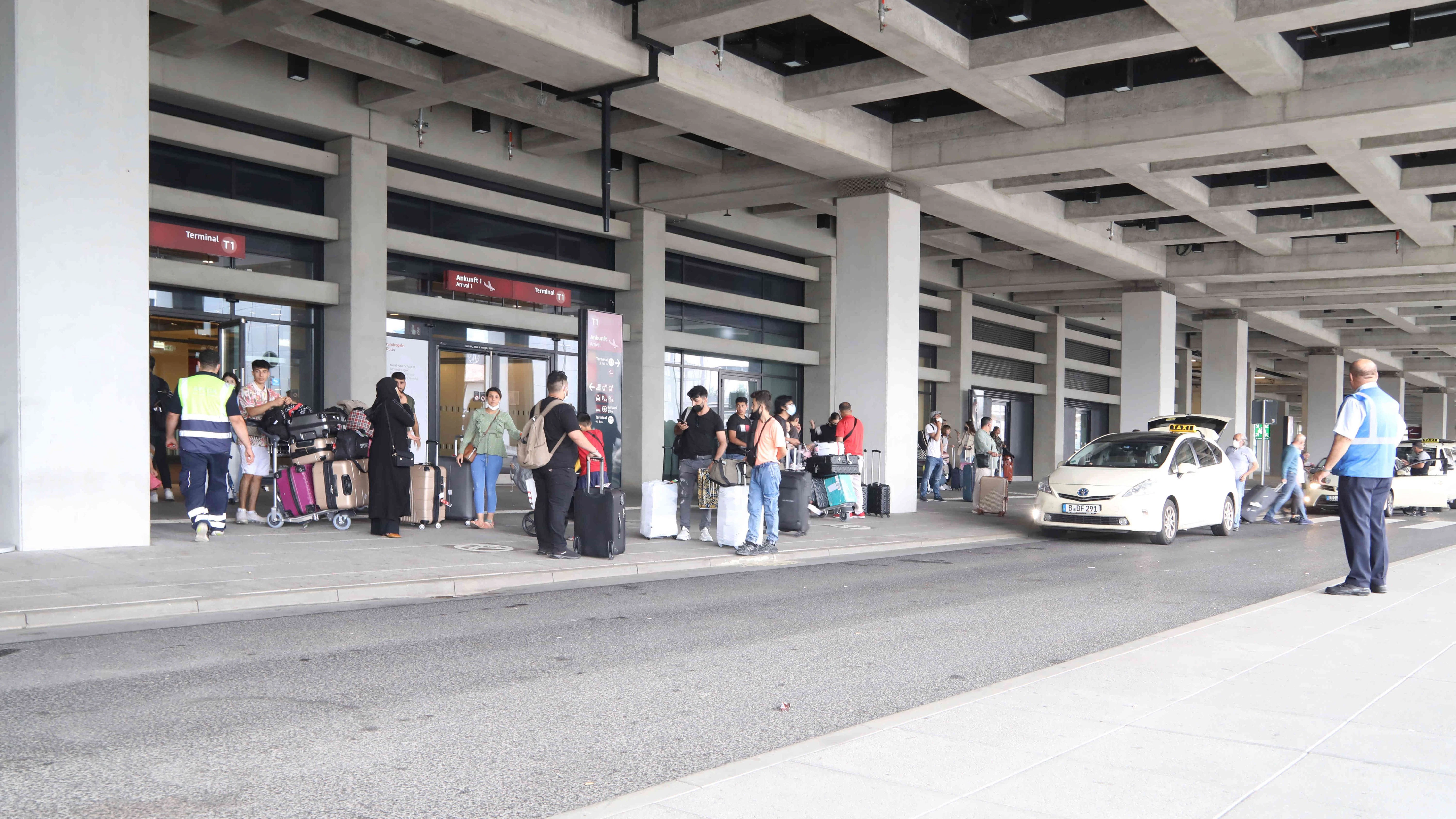 Die offizielle Taxi-Ladezone vor dem Terminal 1 des BER. Hier müssen Fahrgäste oft lange warten.
