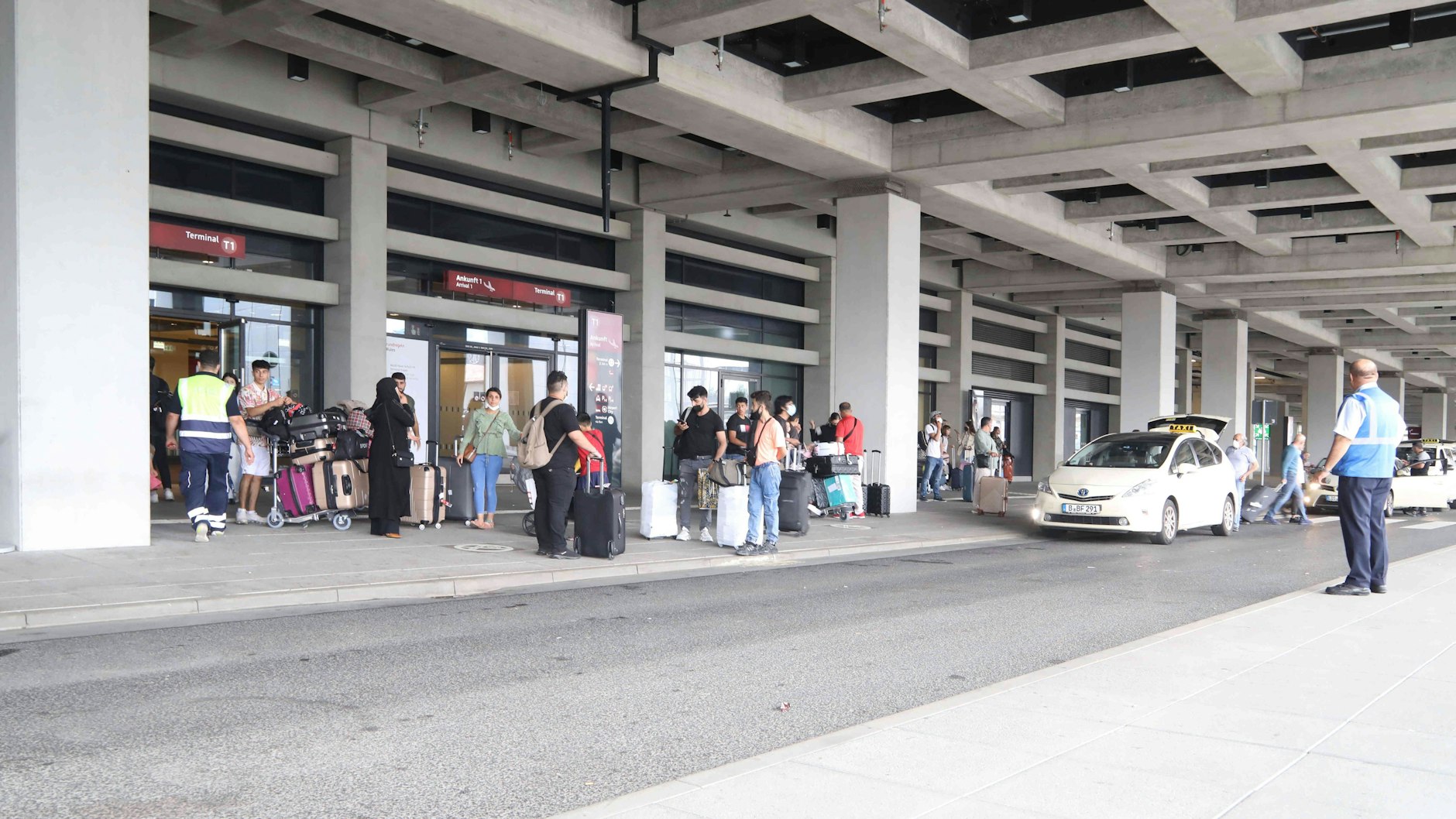 Die offizielle Taxi-Ladezone vor dem Terminal 1 des BER. Hier müssen Fahrgäste oft lange warten.