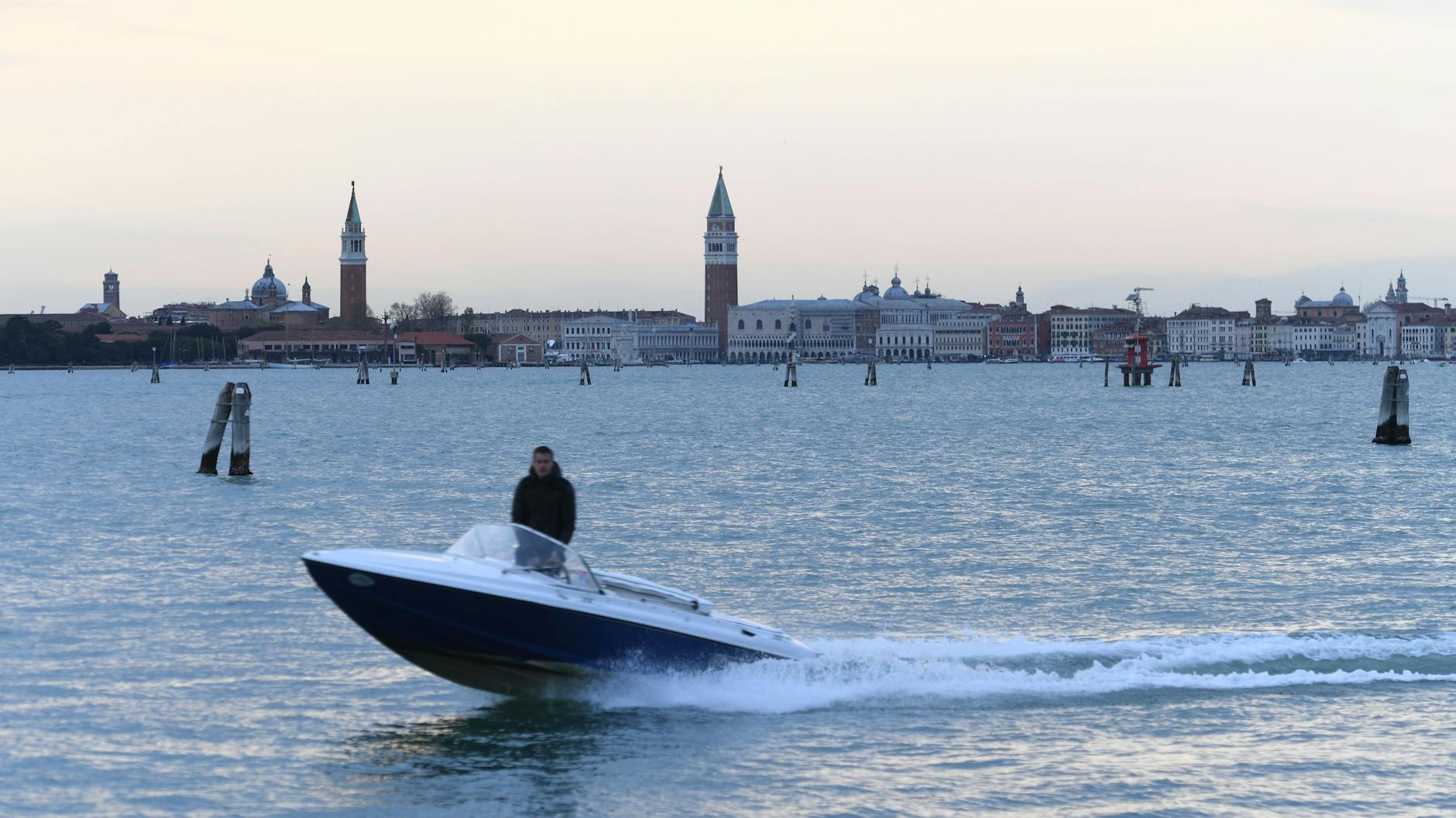 Das Boot ist das Hauptverkehrsmittel der Stadt.