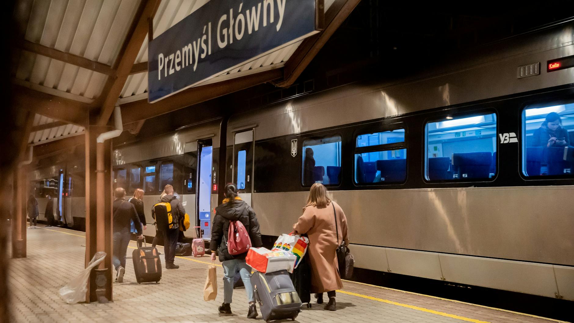Zurück in die Heimat: Im südostpolnischen Grenzbahnhof Przemyśl steigen Fahrgäste in den Elektrotriebzug der ukrainischen Bahn über Lwiw (Lemberg) in die Hauptstadt Kyiv (Kiew).