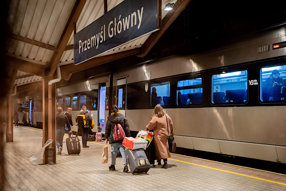Zurück in die Heimat: Im südostpolnischen Grenzbahnhof Przemyśl steigen Fahrgäste in den Elektrotriebzug der ukrainischen Bahn über Lwiw (Lemberg) in die Hauptstadt Kyiv (Kiew).