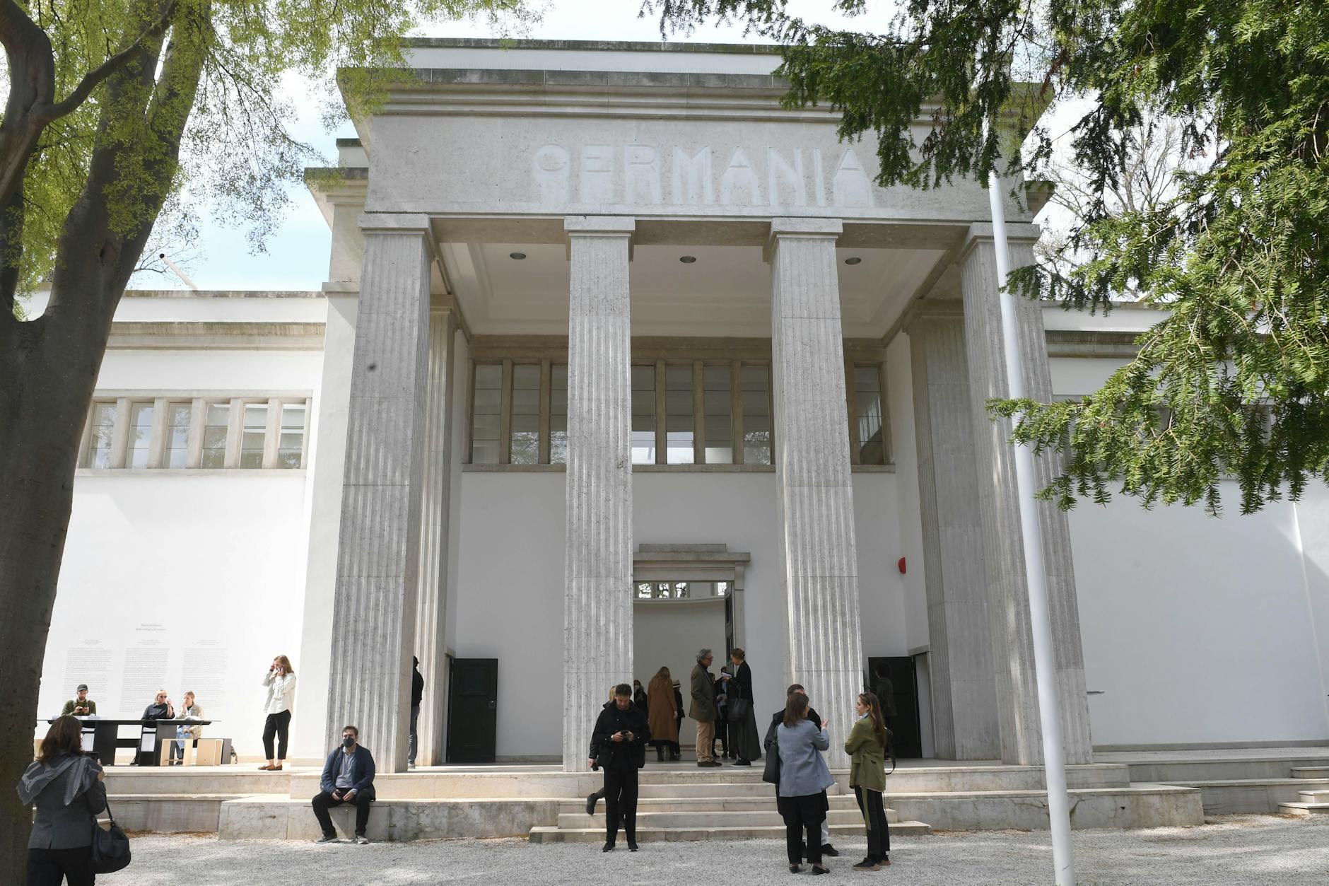 Italien, Venedig: Der deutsche Pavillon vor der 59. Kunstbiennale (23.4.–27.11.) beim Preview Opening.