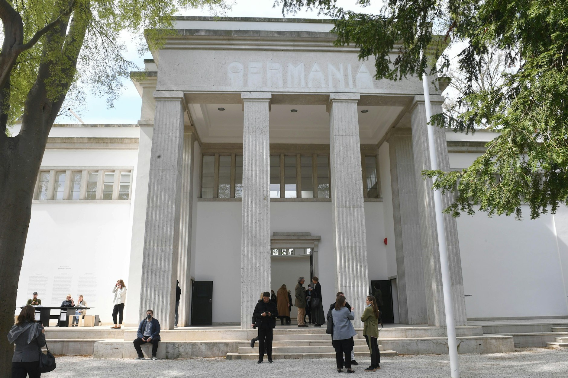 Italien, Venedig: Der deutsche Pavillon vor der 59. Kunstbiennale (23.4.–27.11.) beim Preview Opening.