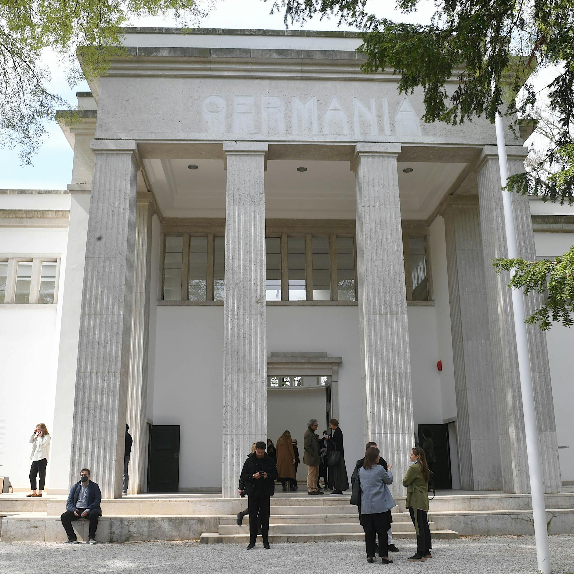 Wie Maria Eichhorn in Venedig deutsche Nazi-Architektur dekonstruiert