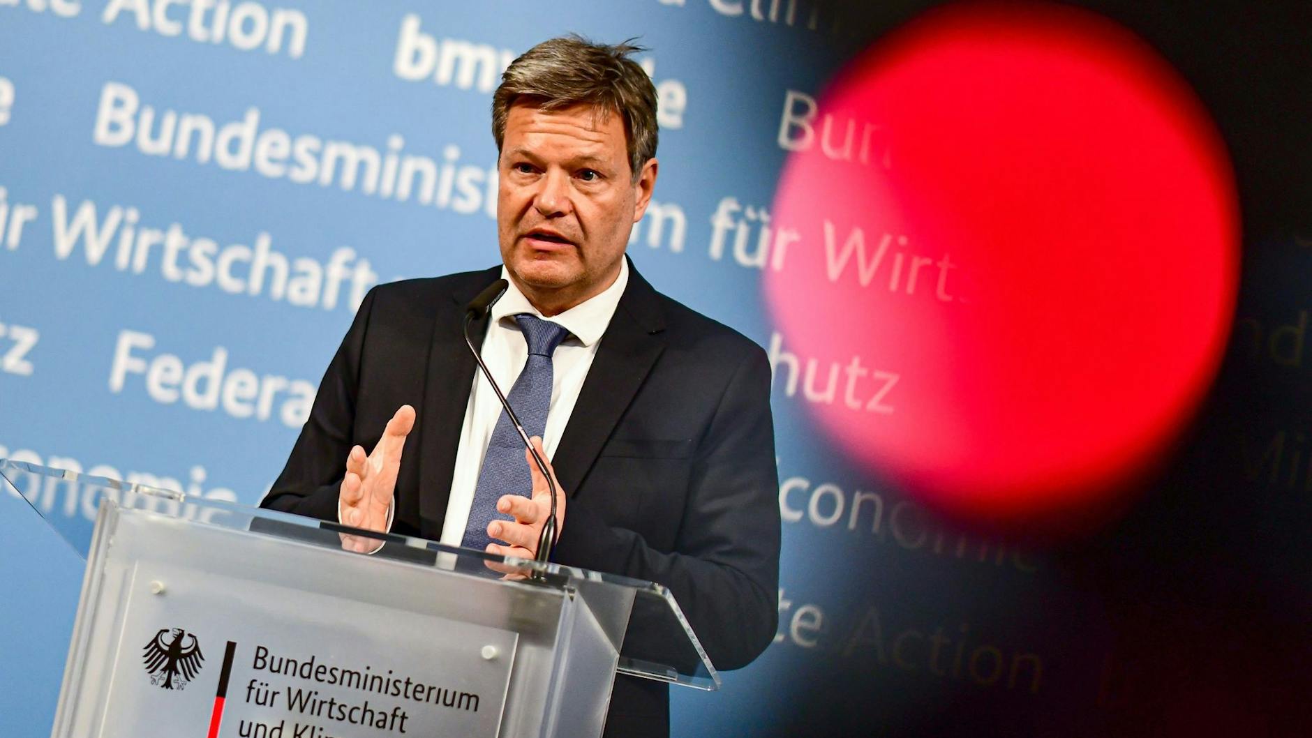 Robert Habeck redet uns Deutschen ins Gewissen.