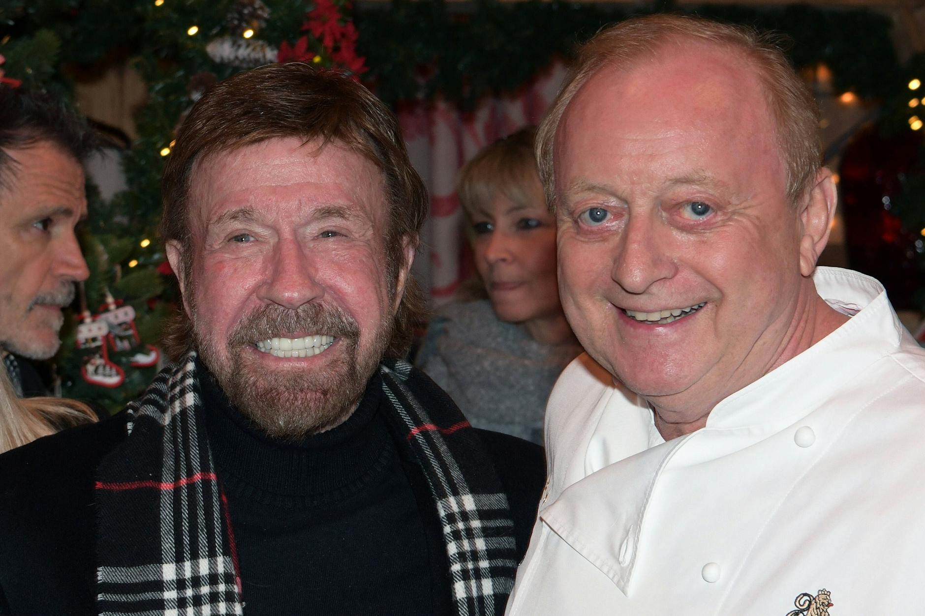 Schuhbeck umgibt sich gerne mit Prominenten – hier US-Star Chuck Norris.