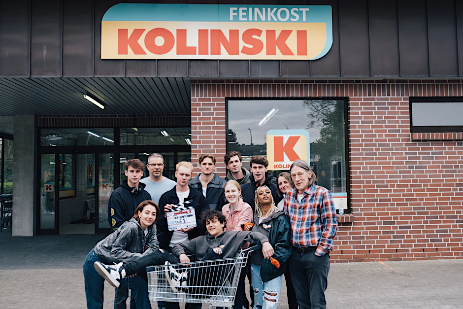 Das Team von „Die Discounter“. Für die Schauspieler, Regisseure und Producer steht nun die zweite Staffel an.