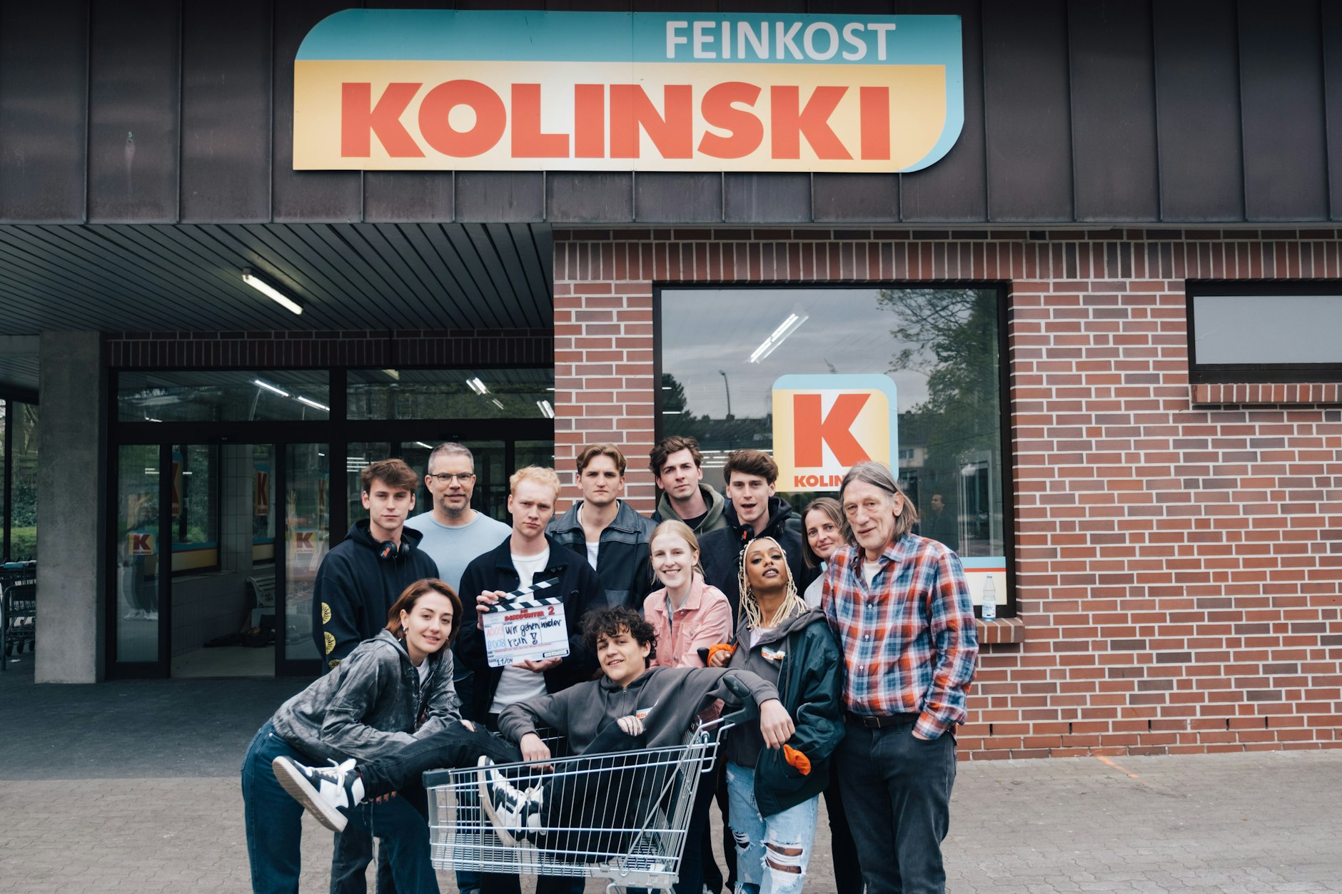 Das Team von „Die Discounter“. Für die Schauspieler, Regisseure und Producer steht nun die zweite Staffel an.