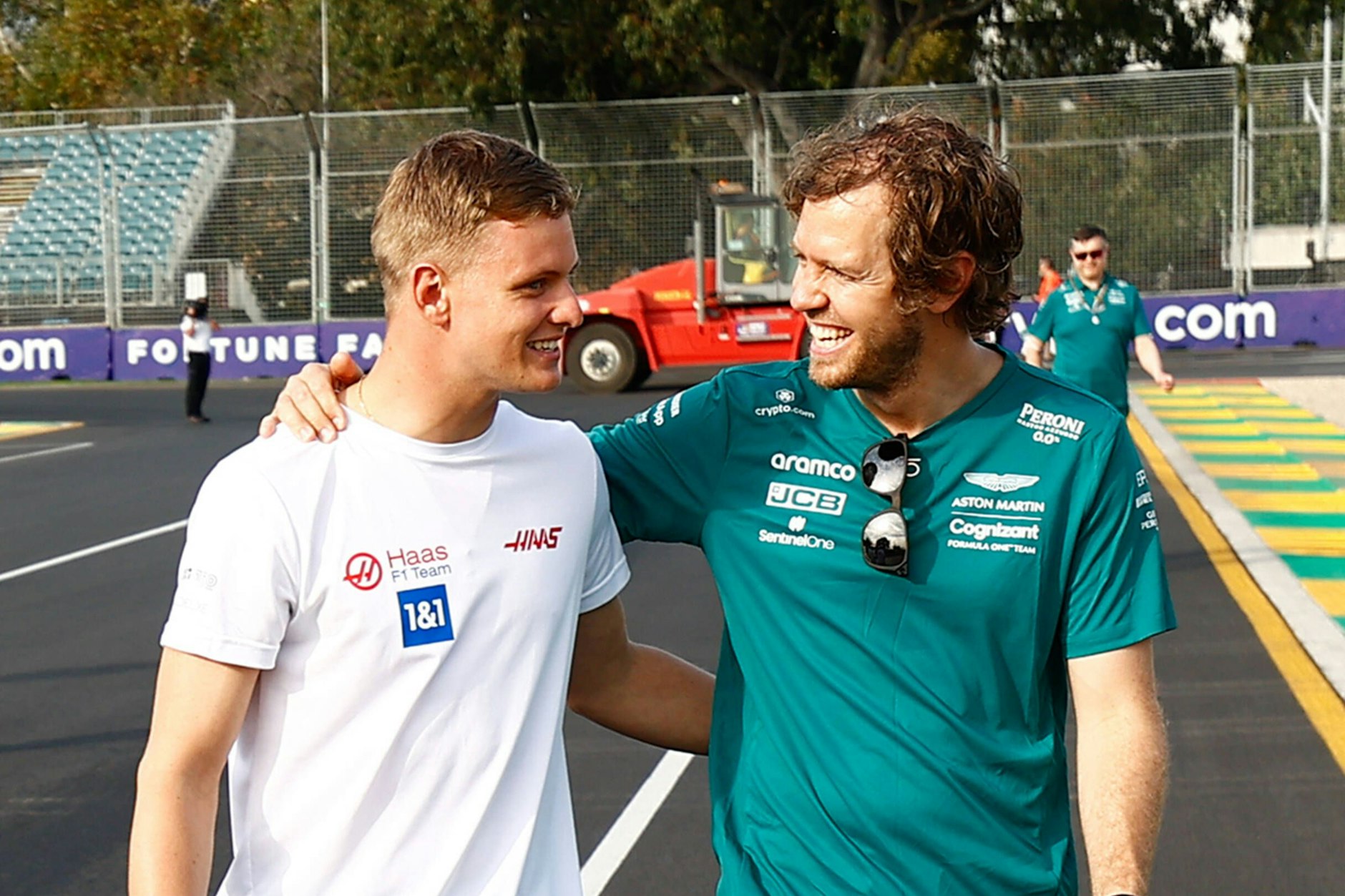 Das Bild täuscht ein wenig: Mick Schumacher und Sebastian Vettel haben momentan wenig in der Formel 1 zu lachen.