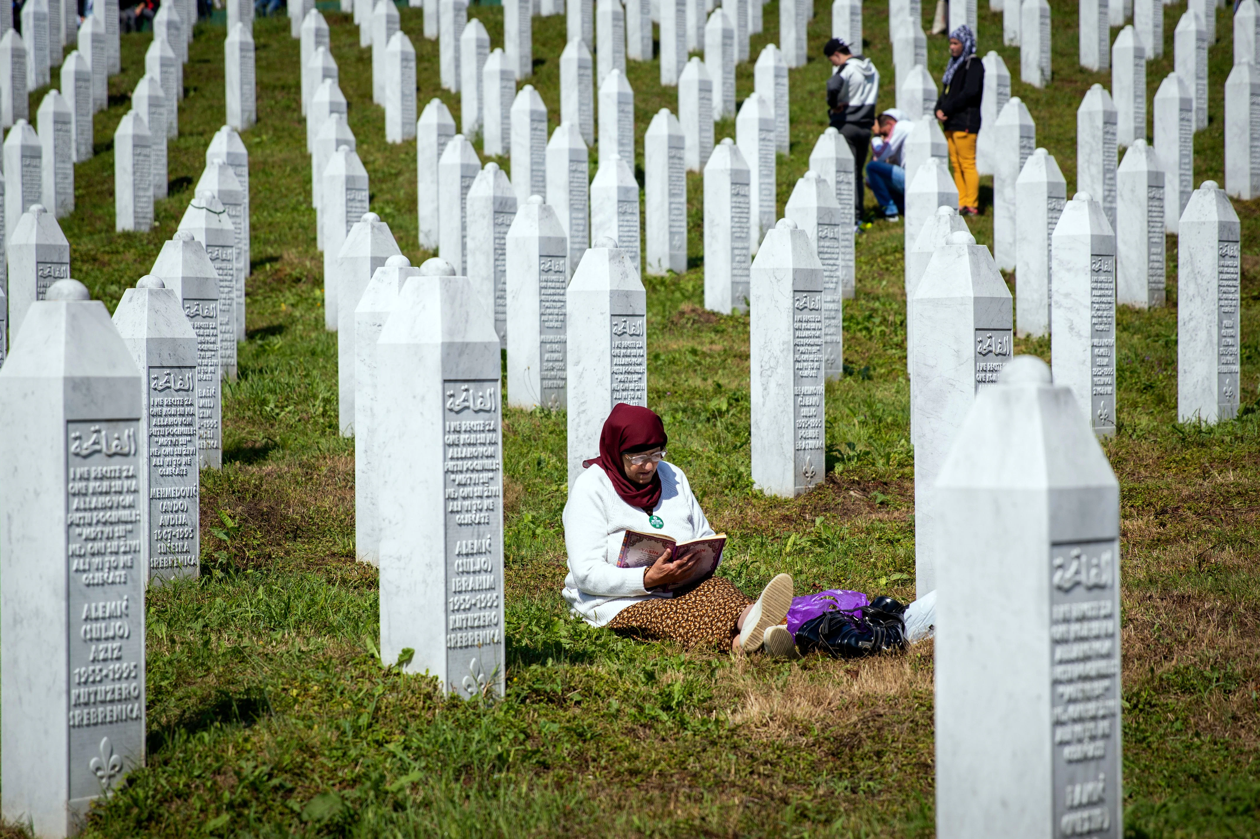 Eine Frau liest aus dem Koran auf einem Friedhof in der Nähe von Srebrenica.