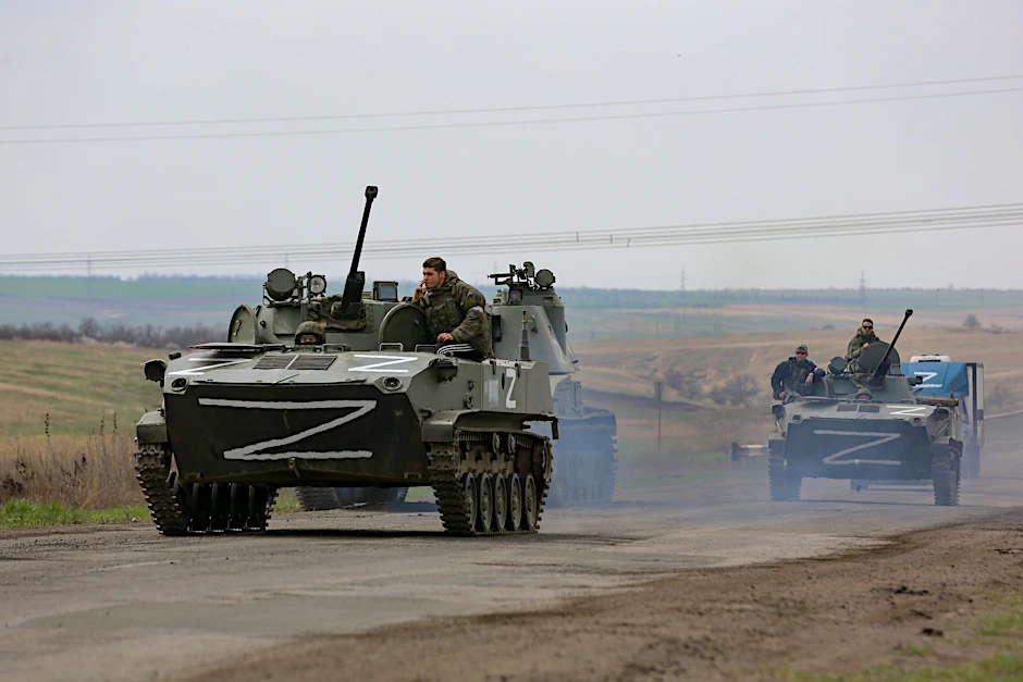 Russische Militärfahrzeuge auf einer Straße im ostukrainischen Gebiet Donezk