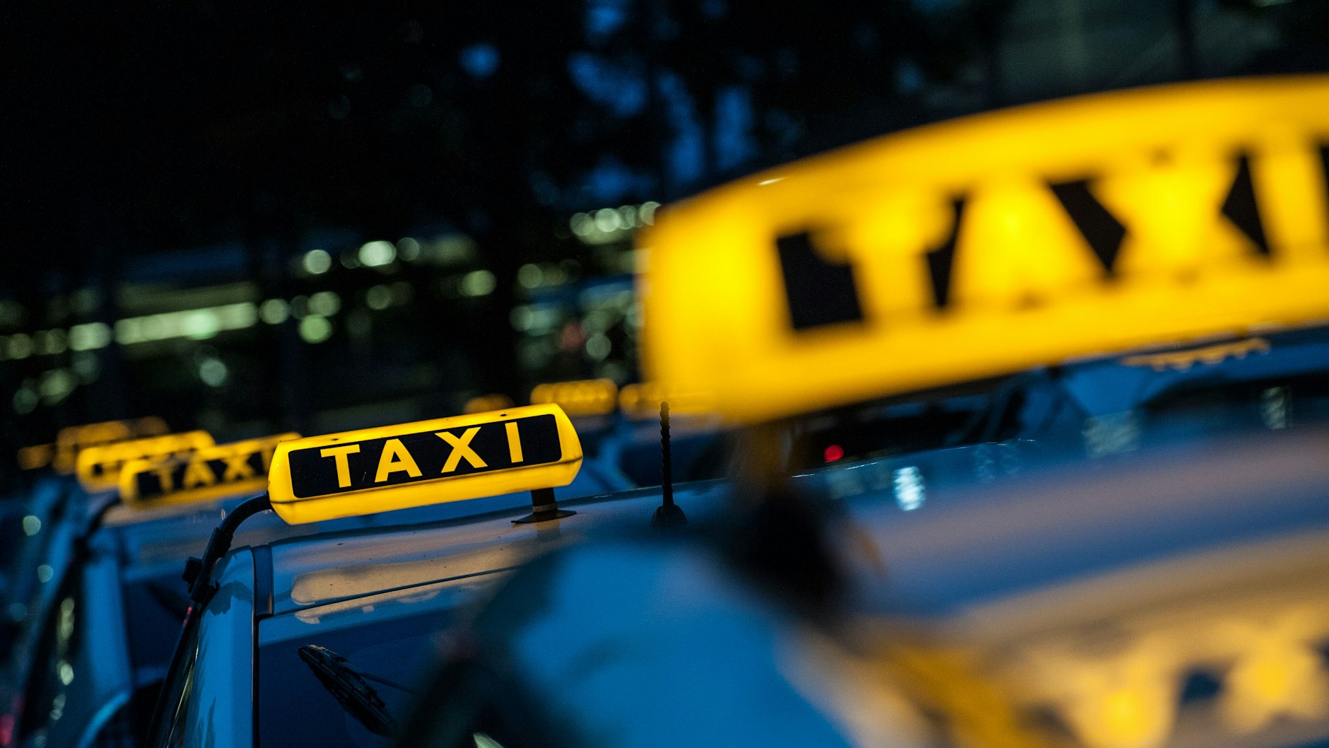Im März gab es noch 5797 Taxis in Berlin, so der Senat. Inzwischen ist die Zahl weiter gesunken.