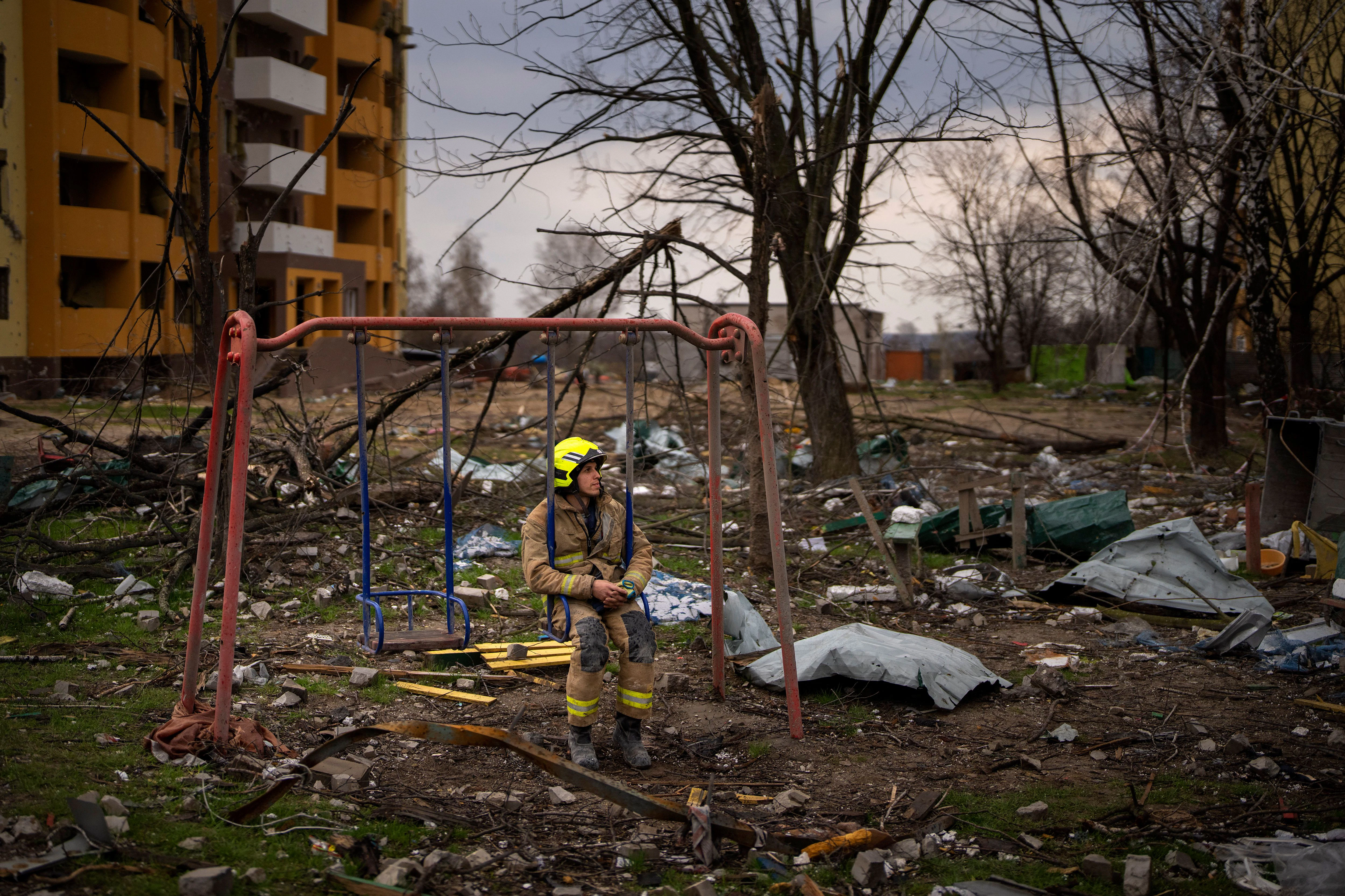 Ein Feuerwehrmann in Tschernihiw gönnt sich einen Moment der Ruhe. 