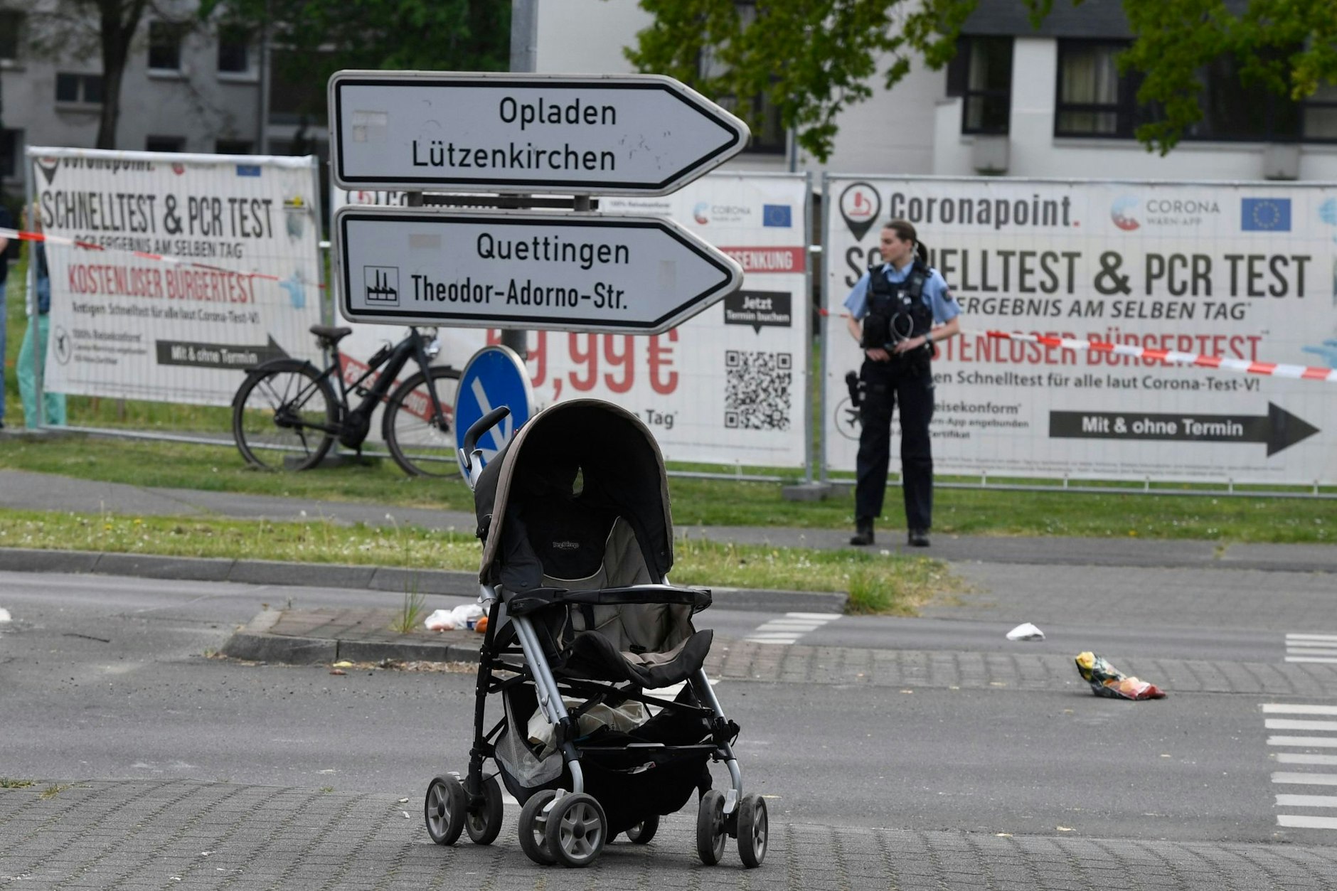 Bei dem Unfall in Leverkusen wurden eine Frau (30) und ihre beiden Kinder verletzt.