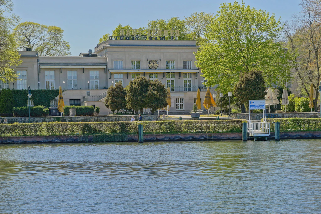 Partys, Spargel und Bier: Wird das Haus Zenner in Berlin-Treptow wieder zur coolen Club-Adresse?