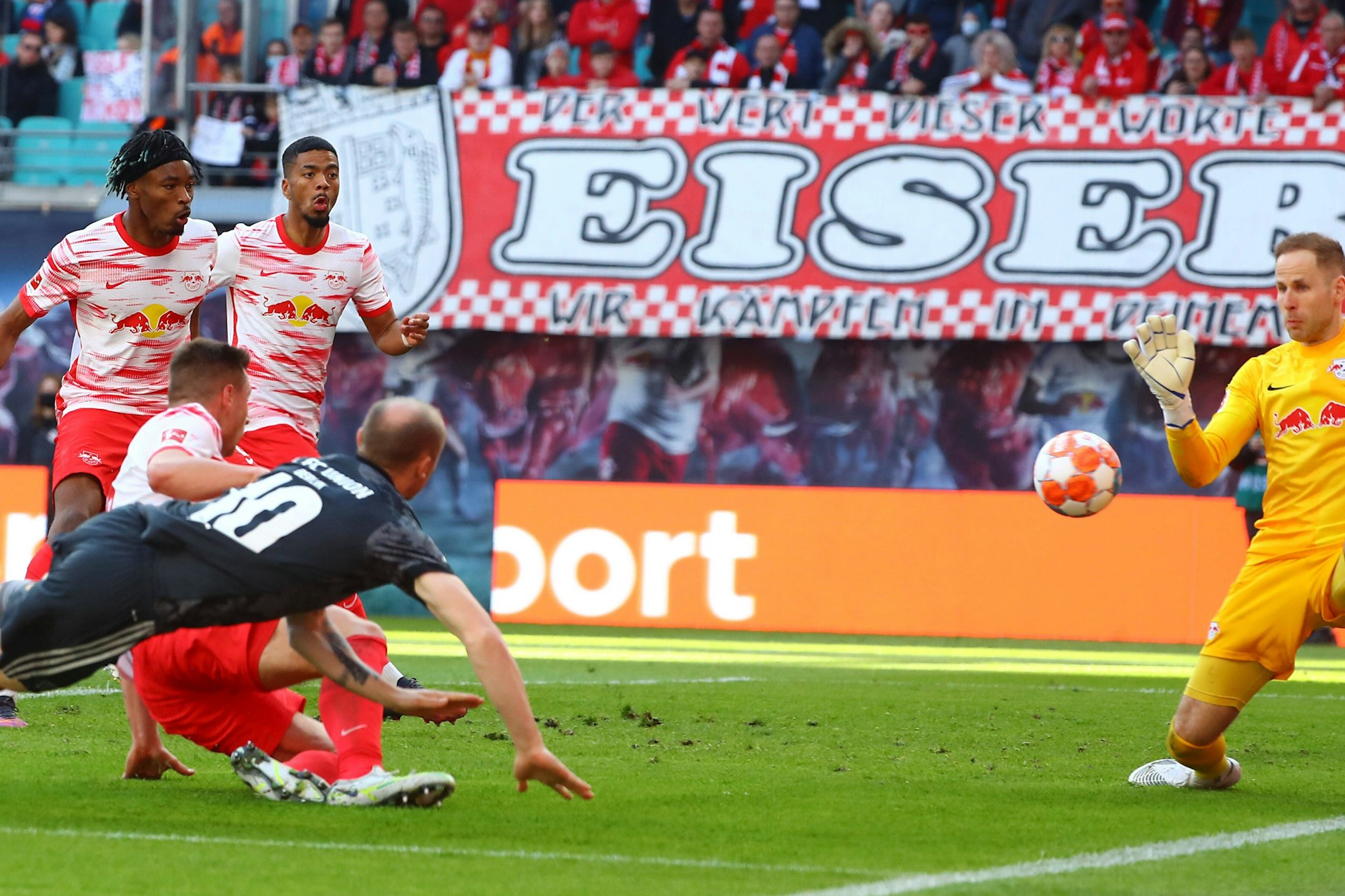 Einmal fliegen und köpfen! Unions Sven Michel trifft zum 1:1 gegen Leipzig. Ein irres Tor!