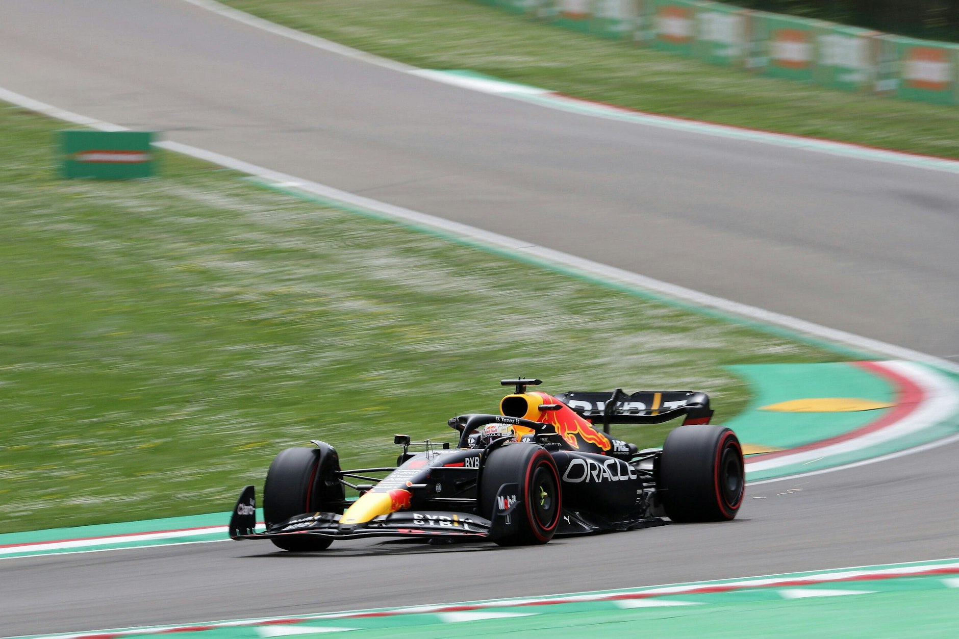 Am Ende doch Schnellster! Max Verstappen holt sich in seinem Red-Bull-Renner die Pole.