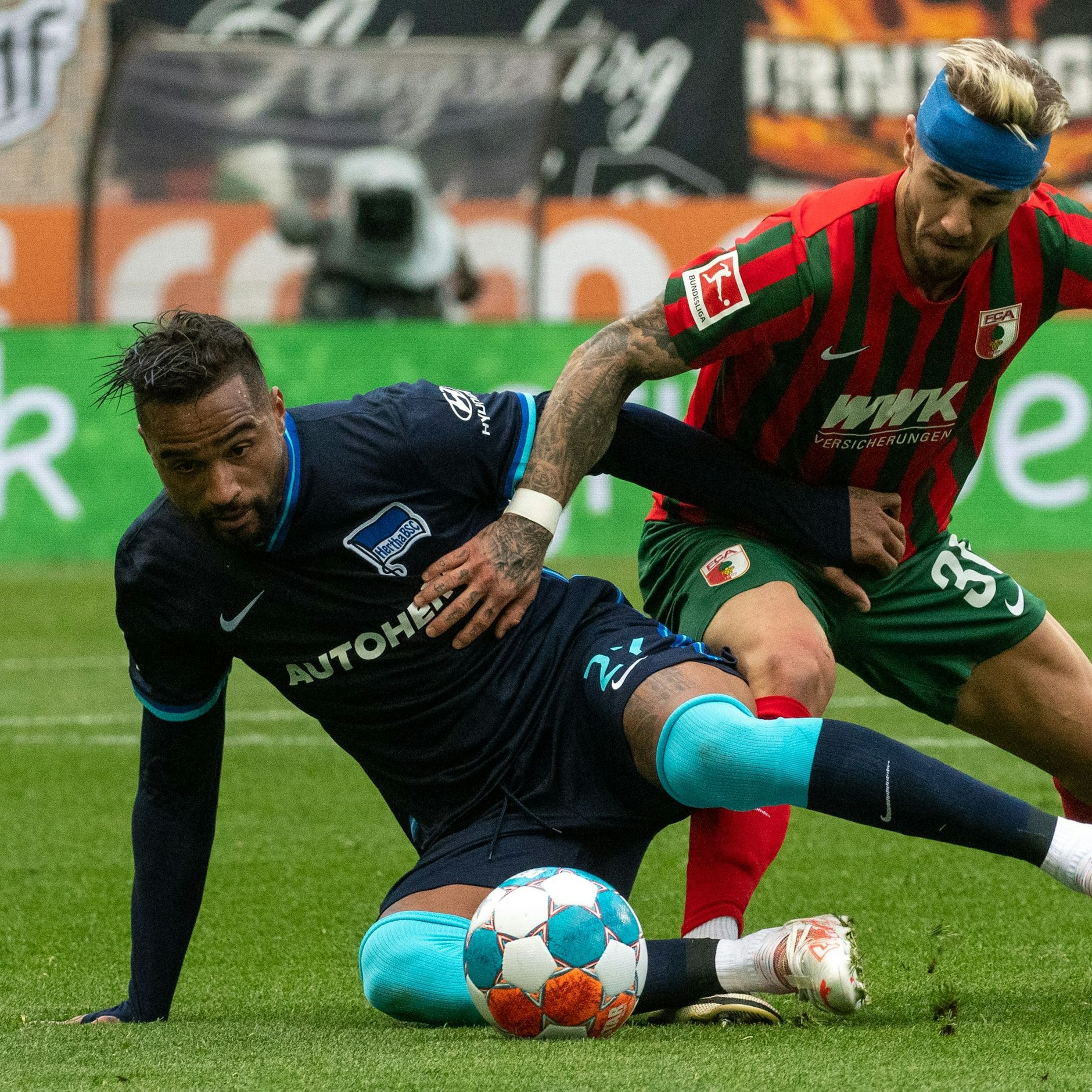 Herthas Kevin-Prince Boateng (l.) im Zweikampf mit Augsburgs Niklas Dorsch.