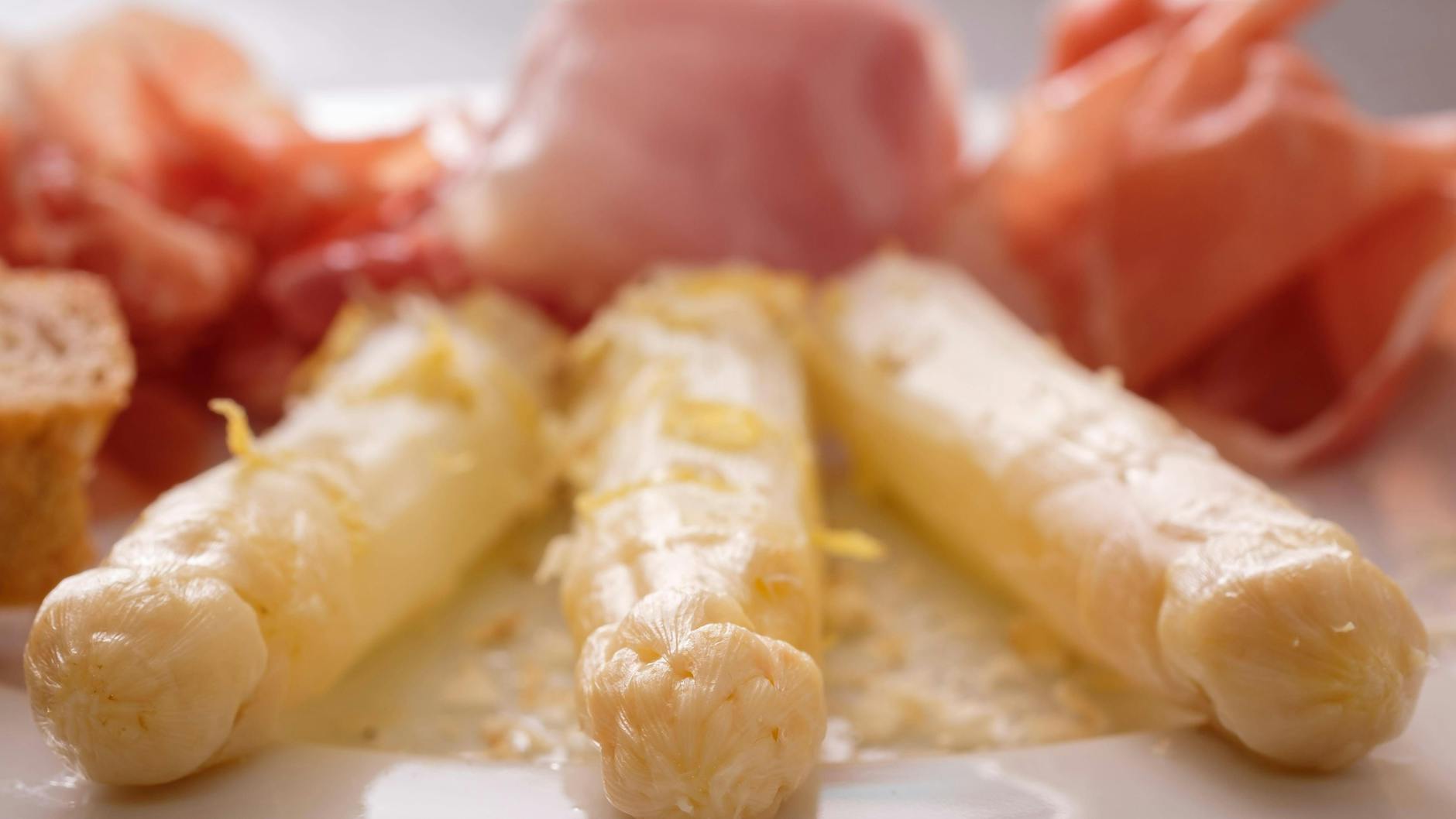 Auch auf eine Soße müssen Sie bei unserem Spargel-Rezept nicht verzichten!