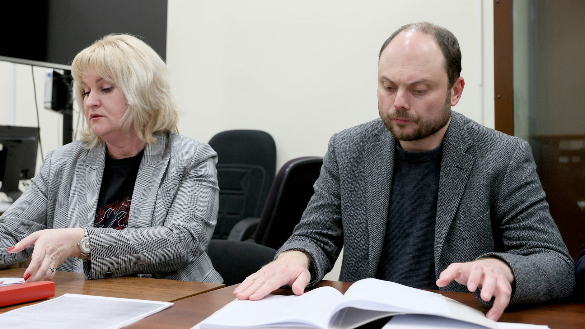 Wladimir Kara-Mursa mit seiner Anwältin. 