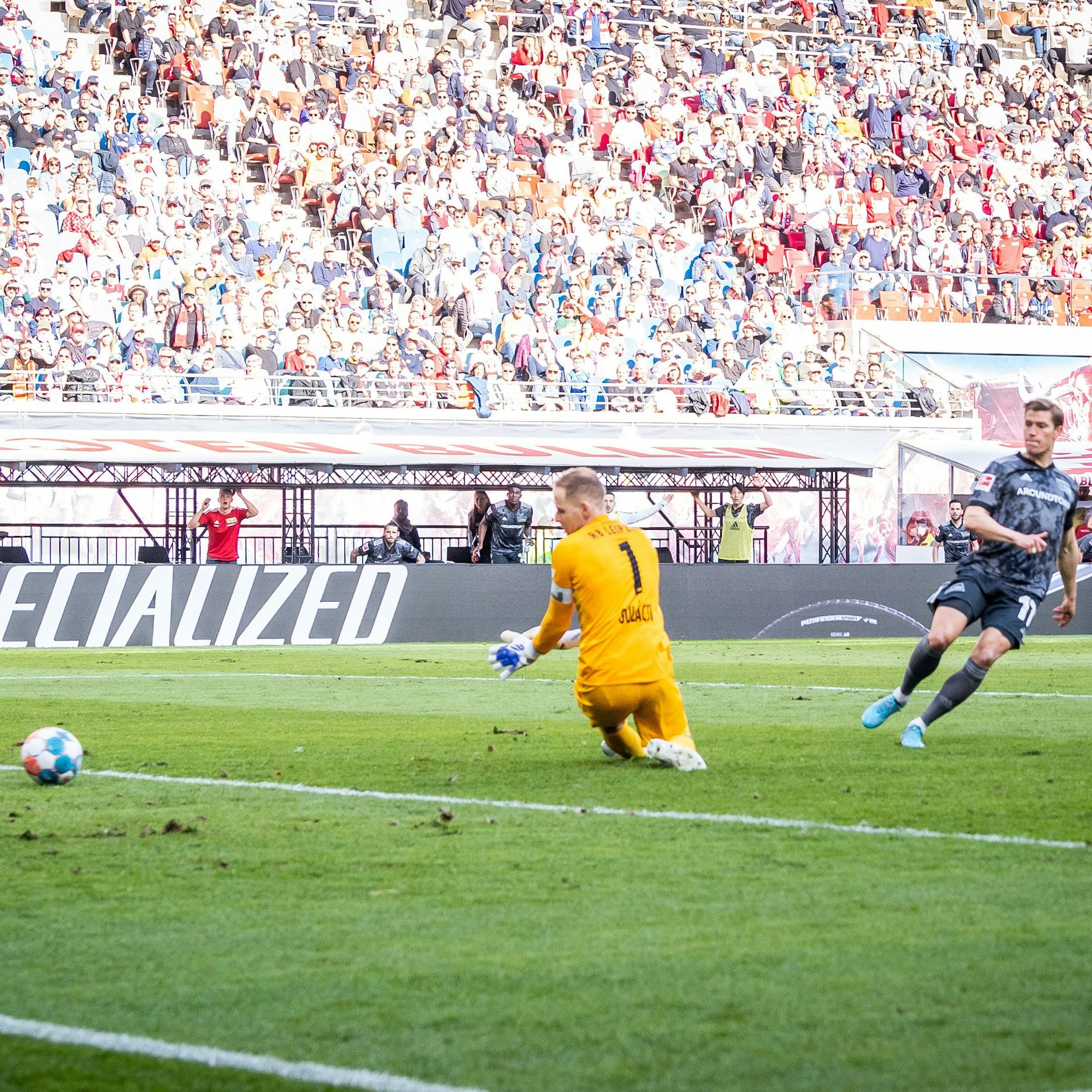 Kevin Behrens trifft eiskalt zum 2:1-Siegtreffer.
