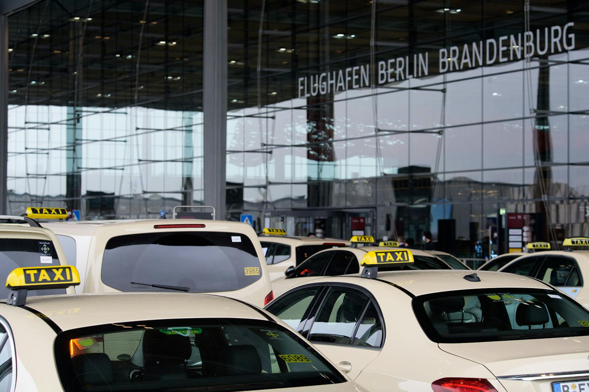 Unzufriedene Taxifahrer demonstrieren vor dem Flughafen Berlin Brandenburg.