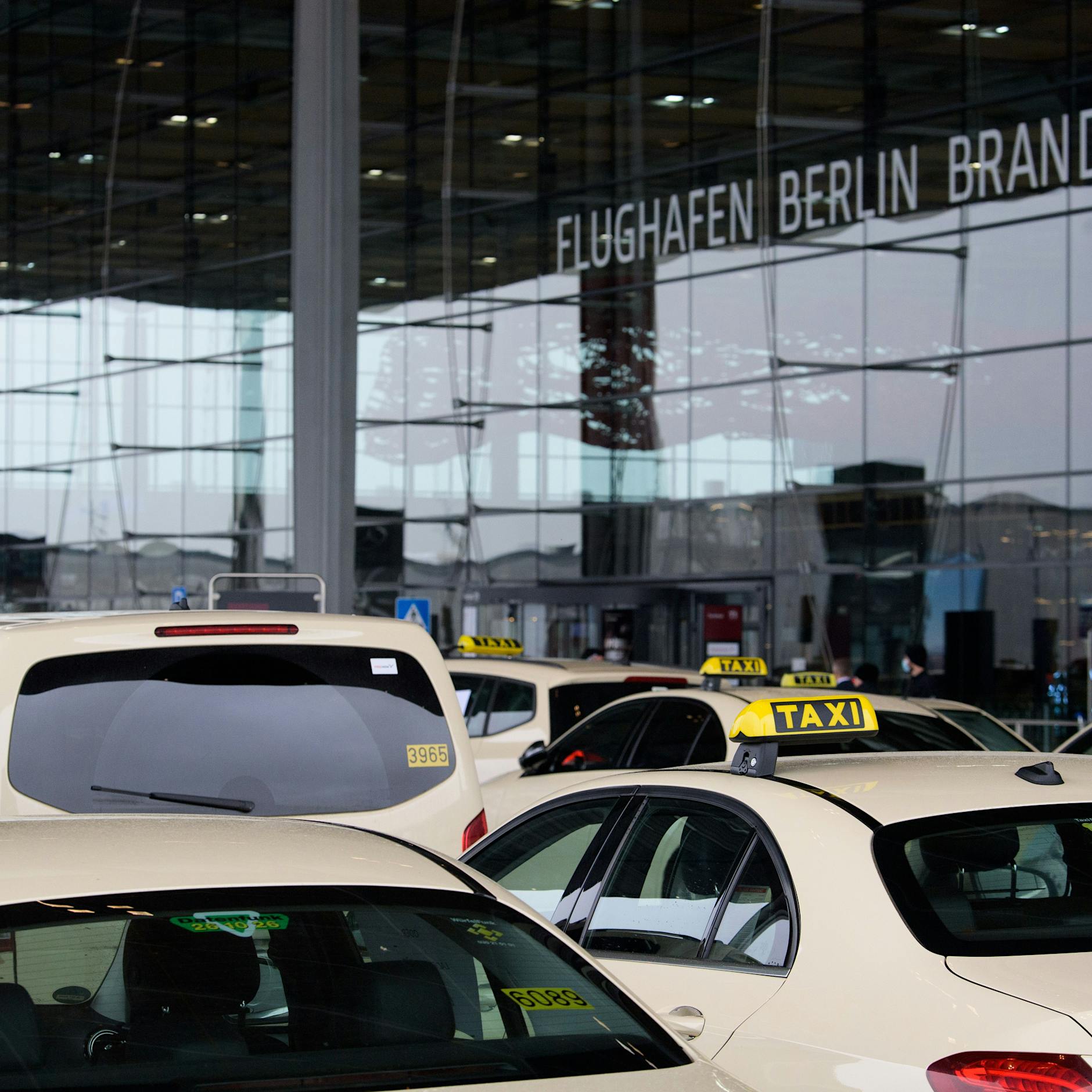 Neuer Zuschlag für Taxi zum Flughafen BER: So teuer wird die Fahrt nach Schönefeld jetzt für Berliner!
