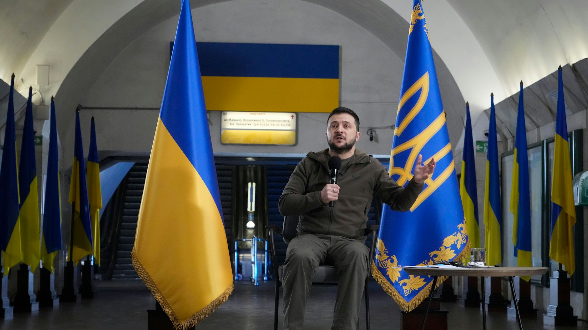 Der ukrainische Präsident Wolodymyr Selenskyj beantwortete bei einer Pressekonferenz in einer zentralen U-Bahn-Station der Hauptstadt Kiew Fragen. Selenskyj hat erneut einen möglichen Abbruch jeglicher Gespräche mit Russland für ein Ende des Krieges ins Spiel gebracht.