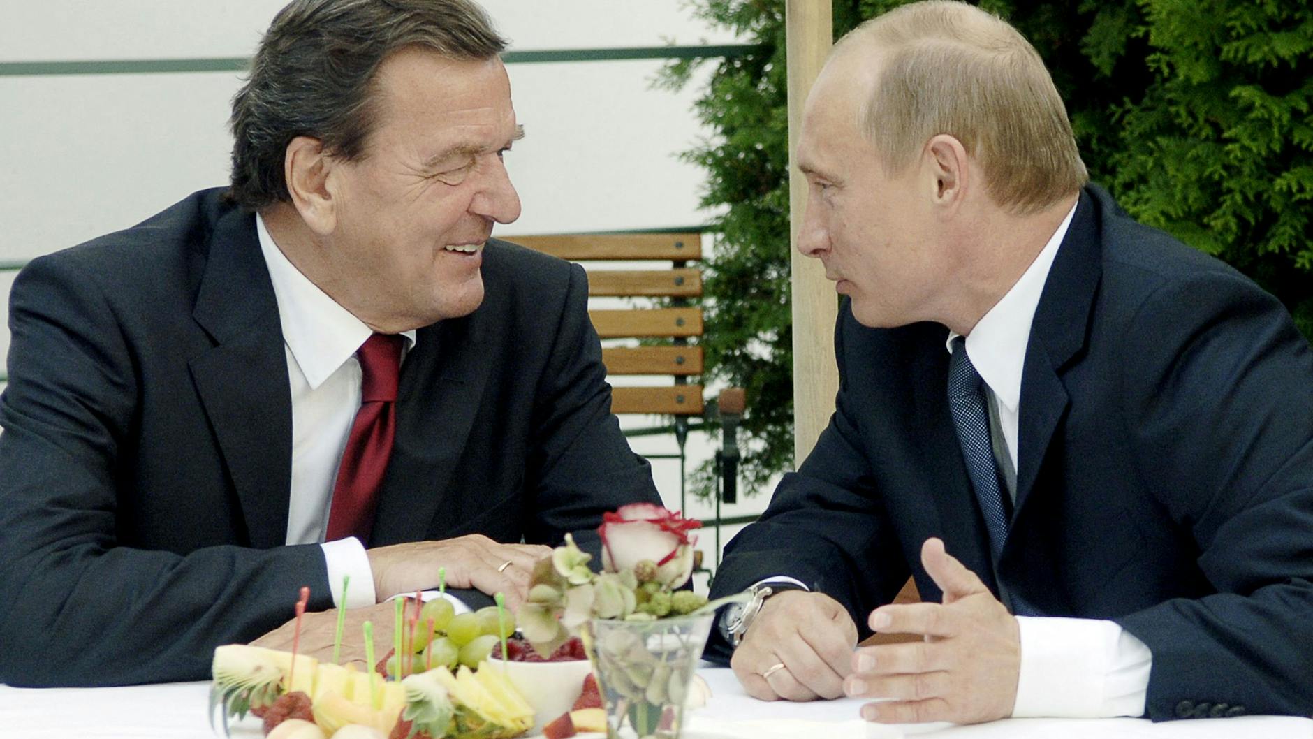 Gerhard Schröder arbeitet als Lobbyist für russische Staatskonzerne. Wladimir Putin lobt den Altkanzler häufig.