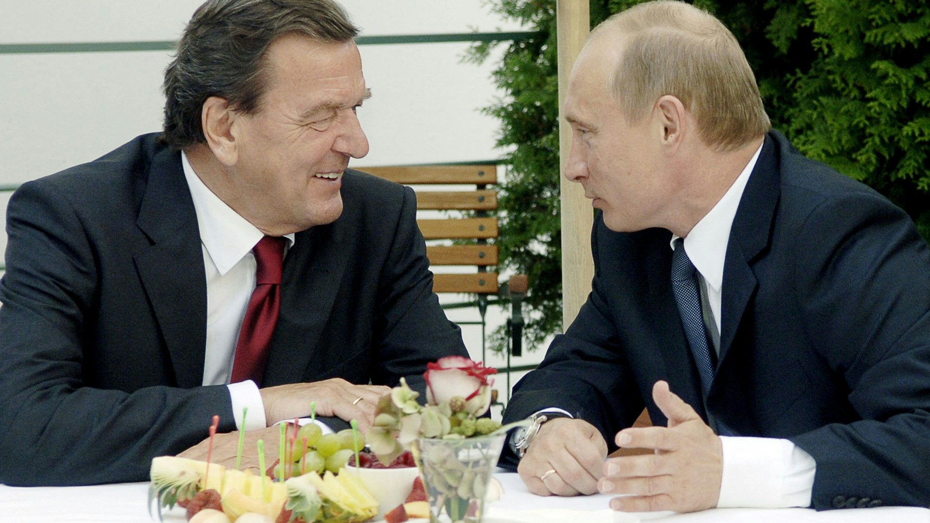 Gerhard Schröder arbeitet als Lobbyist für russische Staatskonzerne. Wladimir Putin lobt den Altkanzler häufig.